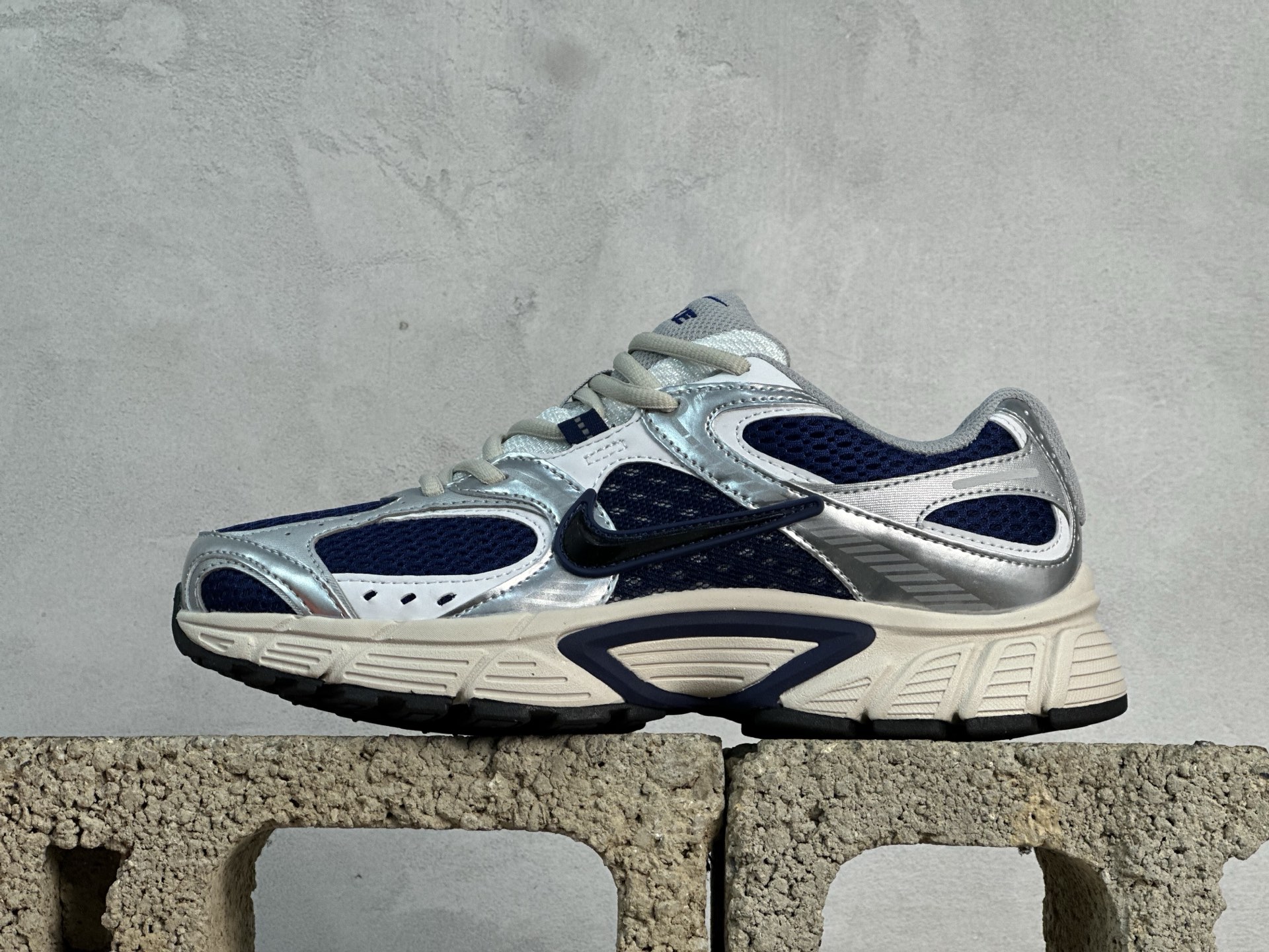 本地150💰放店私
NK V5 RNR 舒适百搭防滑耐磨低帮跑步鞋 
货号：HJ5228-400 深蓝银
舒适有型适合日常穿着 该鞋款延续千禧年经典设计搭载泡绵中底 厚实而轻盈匠心细节巧搭立体耐克勾标志焕新演绎复古跑鞋 鞋款从千禧年美学汲取灵感 混搭多种材质突显层次感立体感和传统跑步风范 
Size：36 36.5 37.5 38 38.5 39 40 40.5 41 42 42.5 43 44 44.5 45