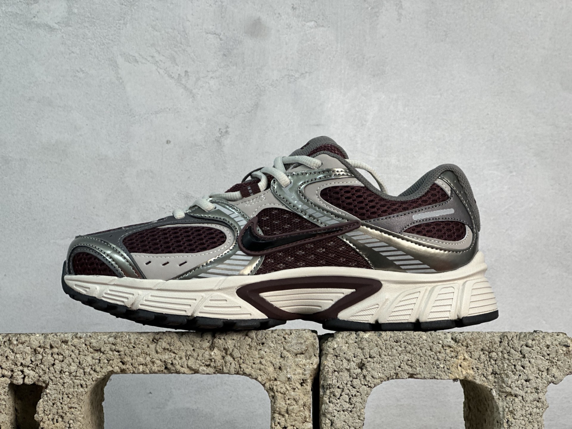 本地150💰放店私
NK V5 RNR 舒适百搭防滑耐磨低帮跑步鞋
货号:HJ5228-600 棕色
舒适有型适合日常穿着 该鞋款延续千禧年经典设计搭载泡绵中底 厚实而轻盈匠心细节巧搭立体耐克勾标志焕新演绎复古跑鞋 鞋款从千禧年美学汲取灵感 混搭多种材质突显层次感立体感和传统跑步风范
Size:36 36.5 37.5 38 38.5 39 40 40.5 41 42 42.5 43 44 44.5 45