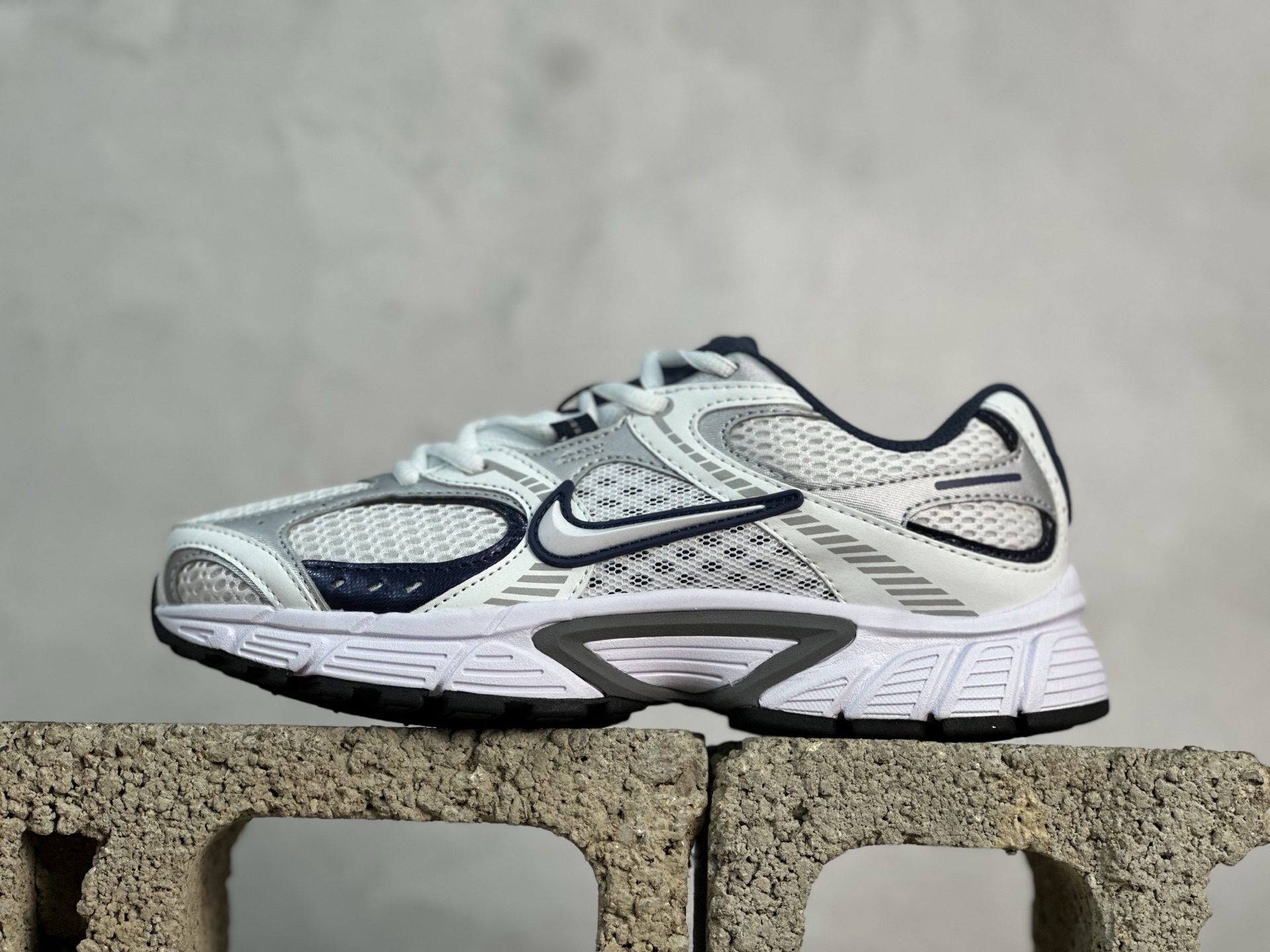 本地150💰放店私
NK V5 RNR 舒适百搭防滑耐磨低帮跑步鞋 
货号：HJ5228-539 白蓝
舒适有型适合日常穿着 该鞋款延续千禧年经典设计搭载泡绵中底 厚实而轻盈匠心细节巧搭立体耐克勾标志焕新演绎复古跑鞋 鞋款从千禧年美学汲取灵感 混搭多种材质突显层次感立体感和传统跑步风范 
Size：36 36.5 37.5 38 38.5 39 40 40.5 41 42 42.5 43 44 44.5 45