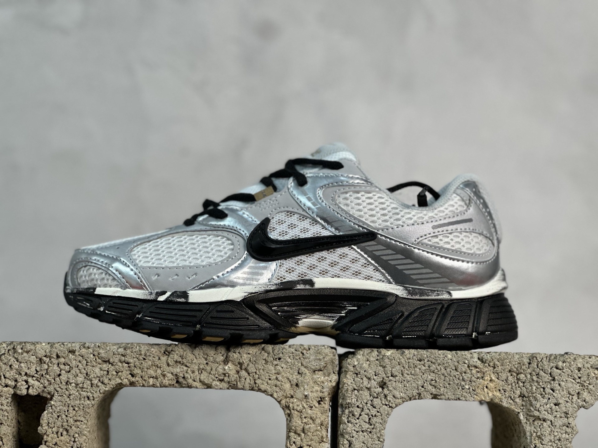 本地150💰放店私
NK V5 RNR 舒适百搭防滑耐磨低帮跑步鞋 
货号：HJ5228-102 银黑
舒适有型适合日常穿着 该鞋款延续千禧年经典设计搭载泡绵中底 厚实而轻盈匠心细节巧搭立体耐克勾标志焕新演绎复古跑鞋 鞋款从千禧年美学汲取灵感 混搭多种材质突显层次感立体感和传统跑步风范 
Size：36 36.5 37.5 38 38.5 39 40 40.5 41 42 42.5 43 44 44.5 45