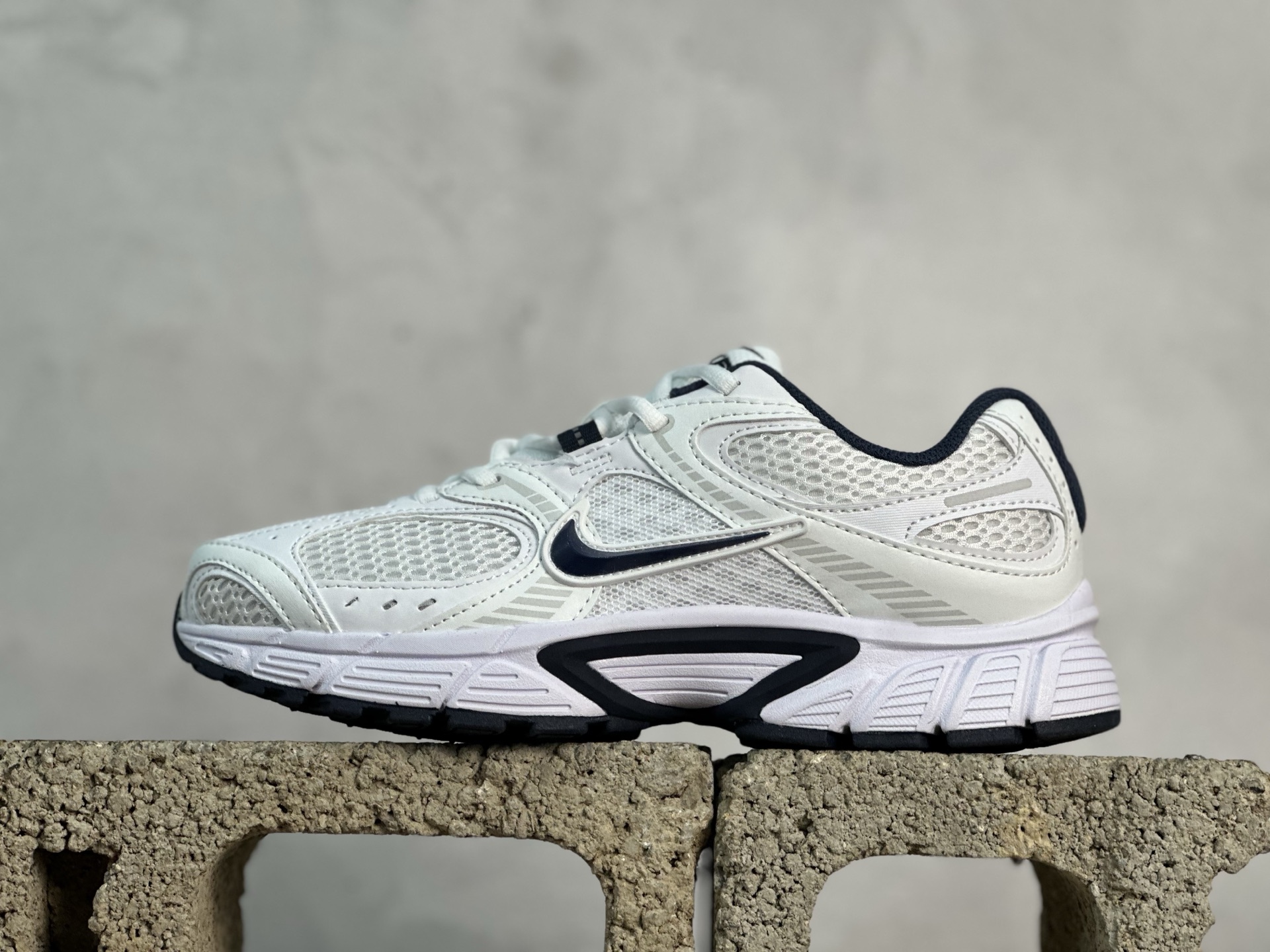 本地150💰放店私
NK V5 RNR 舒适百搭防滑耐磨低帮跑步鞋 
货号：HJ5228-538 蓝白
舒适有型适合日常穿着 该鞋款延续千禧年经典设计搭载泡绵中底 厚实而轻盈匠心细节巧搭立体耐克勾标志焕新演绎复古跑鞋 鞋款从千禧年美学汲取灵感 混搭多种材质突显层次感立体感和传统跑步风范 
Size：36 36.5 37.5 38 38.5 39 40 40.5 41 42 42.5 43 44 44.5 45