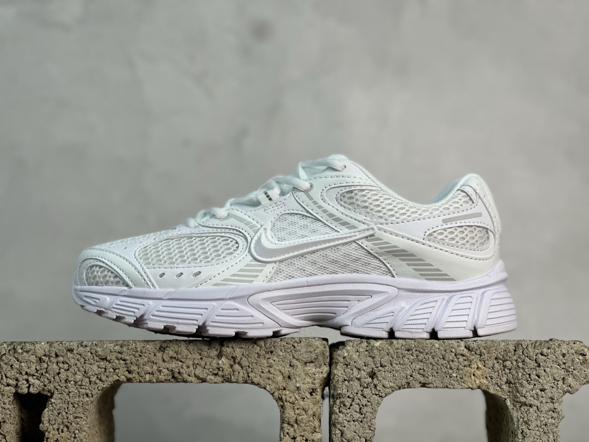 本地150💰放店私
NK V5 RNR 舒适百搭防滑耐磨低帮跑步鞋 
货号：HJ5228-101 全白
舒适有型适合日常穿着 该鞋款延续千禧年经典设计搭载泡绵中底 厚实而轻盈匠心细节巧搭立体耐克勾标志焕新演绎复古跑鞋 鞋款从千禧年美学汲取灵感 混搭多种材质突显层次感立体感和传统跑步风范 
Size：36 36.5 37.5 38 38.5 39 40 40.5 41 42 42.5 43 44 44.5 45