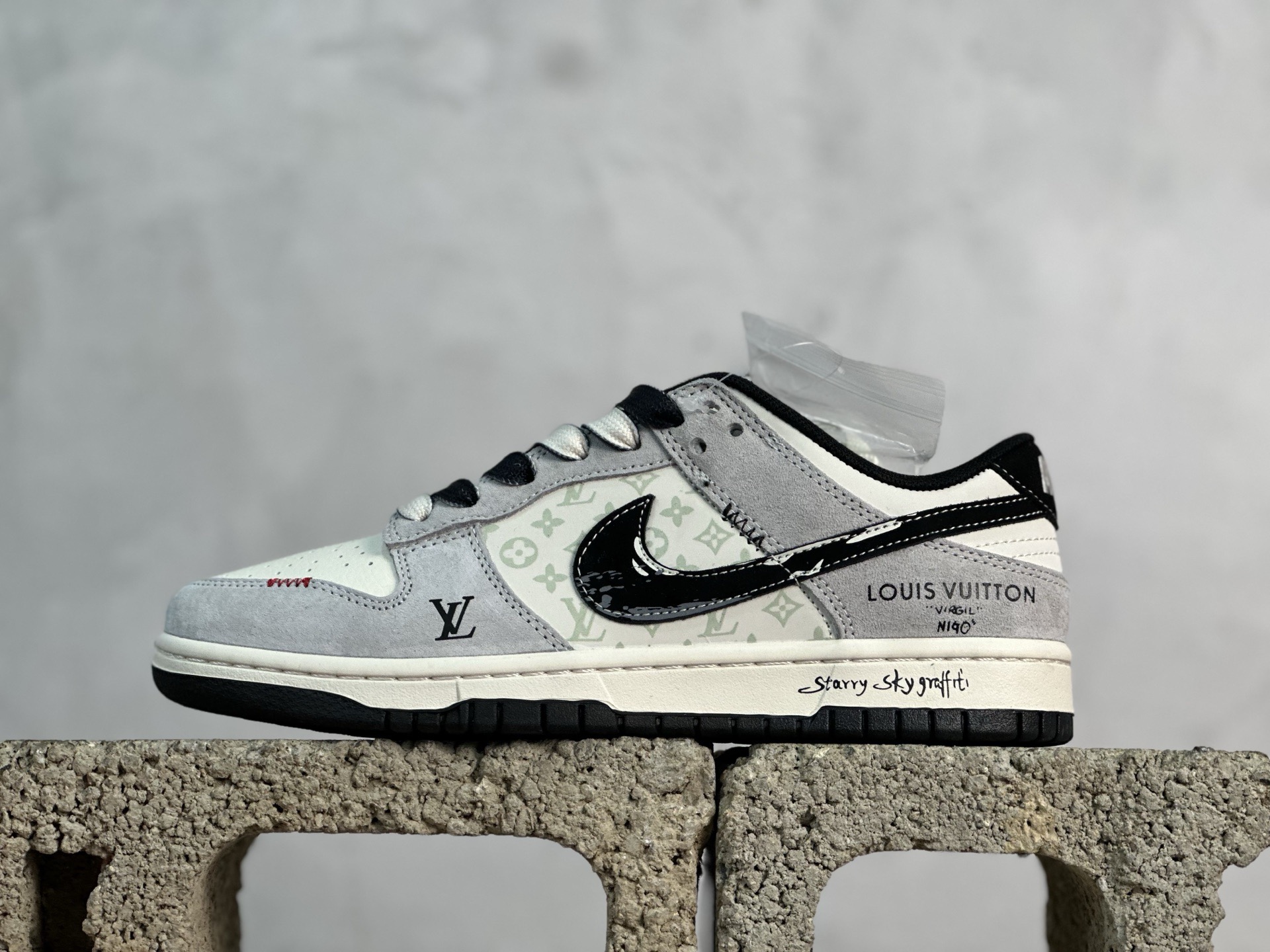 本地260💰放店私 Nike Dunk Low x Louis Vuitton 联名定制款
以 Nike Dunk Low 经典鞋型为基底，深度融入 Louis Vuitton（LV）品牌元素（Monogram 老花暗纹、LV 字母标识、“LOUIS VUITTON” 字样），同时加入 “Starry Sky graffiti” 星空涂鸦细节与做旧磨损线条，实现高端奢侈质感与街头潮流涂鸦风格的结合，既保留了 LV 的品牌辨识度，又注入了随性复古的街头设计感；采用灰、白、黑为主调，浅绿老花暗纹提升细节层次，涂鸦线条强化视觉个性，做旧鞋底增强复古氛围，平衡了奢侈感与街头设计的灵动调性。LV 品牌元素以暗纹 / 标识形式呈现，星空涂鸦采用手绘感印花工艺，做旧线条通过磨损染色实现，撞色拼接处缝线规整，体现了定制款鞋品的风格融合与细节打磨。
货号：YX5066-408
Size:36 36.5 37.5 38 38.5 39 40 40.5 41 42 42.5 43 44 44.5 45
