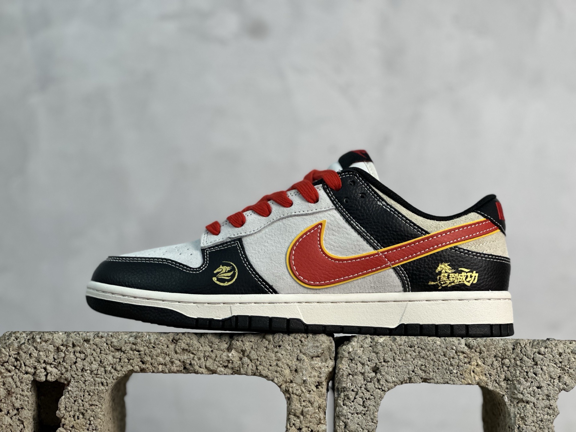 本地260💰放店私 🐎 马年开运 Dunk，脚踩祥瑞迎新春！当经典 Dunk Low 遇上马年专属国风设计，这双鞋不仅是街头潮品，更是承载着“马到成功”美好寓意的开运战靴。标志性 Swoosh 以烈焰红为主调，辅以烫金勾边，如同一道祥瑞火光，点亮整双鞋的视觉焦点。

鞋身侧面的骏马刺绣与“马到成功”字样，将中式祝福与潮流美学完美融合，每一步都带着祥瑞之气。黑白灰皮革拼接鞋身，搭配红色鞋带，既有 Dunk 系列的复古街头感，又融入了新春佳节的喜庆氛围。货号ZH2598-801 

码数：36 36.5 37.5 38 38.5 39 40 40.5 41 42 42.5 43 44 44.5 45