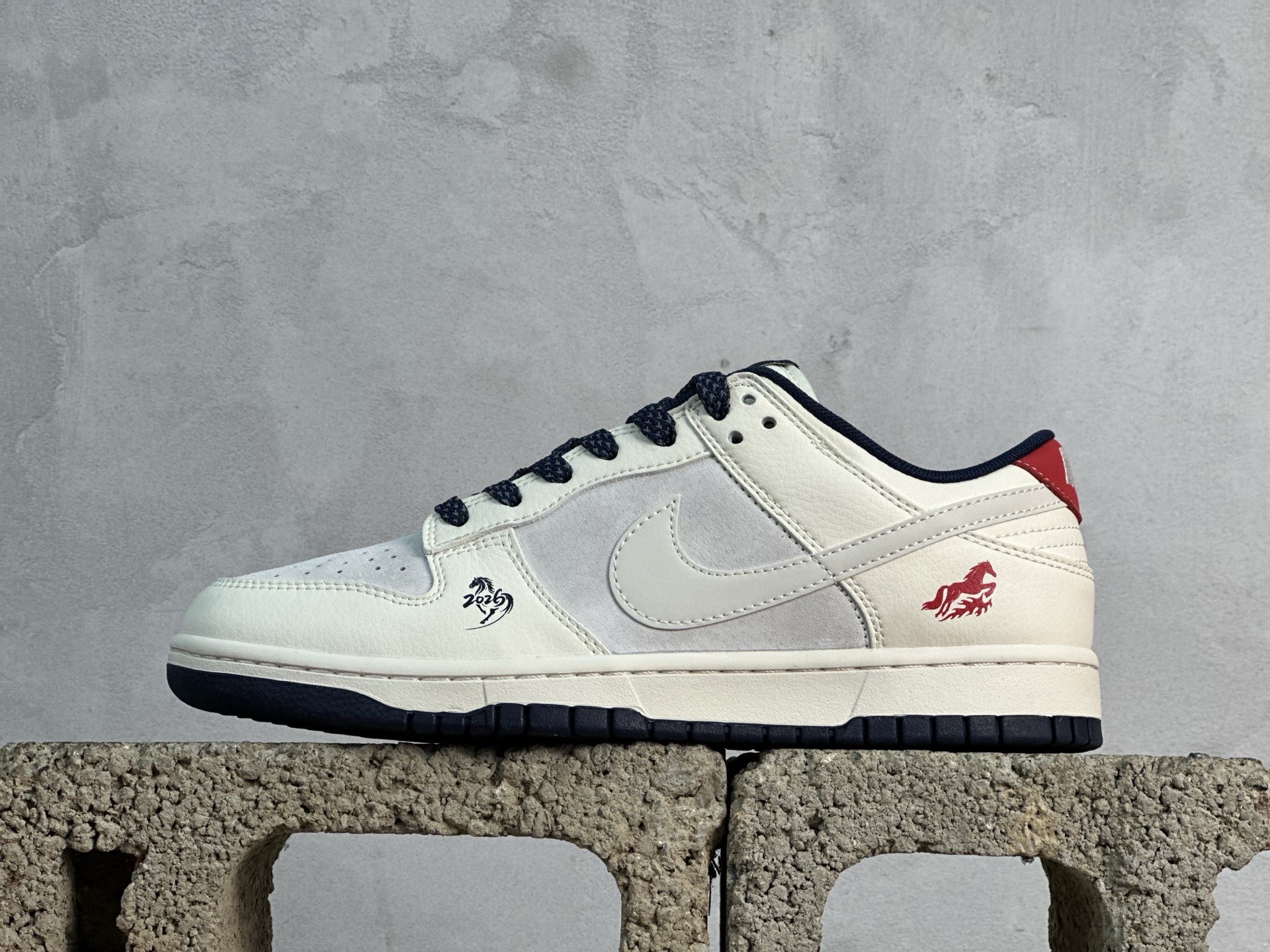 本地260💰放店私 🐎 踏风而来，Dunk Low 马年限定！当复古 Dunk 遇上马年祥瑞，这双鞋不仅是街头潮品，更是承载着“一马当先”美好寓意的开运战靴。米白与藏蓝的温柔撞色，自带复古高级感，既保留了 Dunk 系列的街头基因，又融入了中式美学的温润气质。鞋身侧面的红色骏马刺绣与“2026”标识，低调却充满仪式感；鞋头的水墨风骏马图案，将东方写意与潮流设计巧妙结合。细腻皮革与绒面革拼接鞋面，搭配编织纹理鞋带，视觉与触感双重升级，每一处细节都透着用心。货号:ZH2598-804

码数：36 36.5 37.5 38 38.5 39 40 40.5 41 42 42.5 43 44 44.5 45