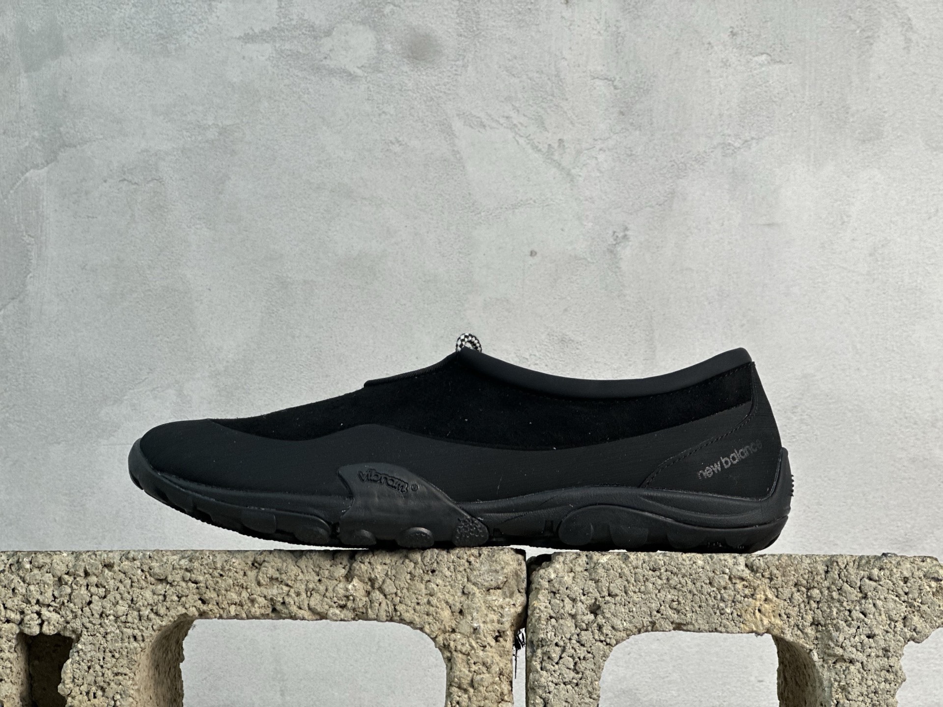 本地190💰 终端放店
GX版New Balance MT10系列 薄系扁鞋风赤足生活休闲鞋
#鞋底采用Vibram橡胶大底，赋予卓越的抓地力，适合多种地形穿着。中底采用薄薄的缓冲层，提供舒适的穿着体验。鞋身紧贴脚面，形成良好的包裹性，减少脚在鞋内的移动与摩擦。4毫米的低坡差设计更适合自然的中足落地方式，尽可能贴近地面，让穿着者能够更贴近地面，感受大自然的每一丝呼吸。
货号：MT10TDS
尺码：36 37 37.5 38 38.5 39 40 40.5 41 42 42.5 43 44 45