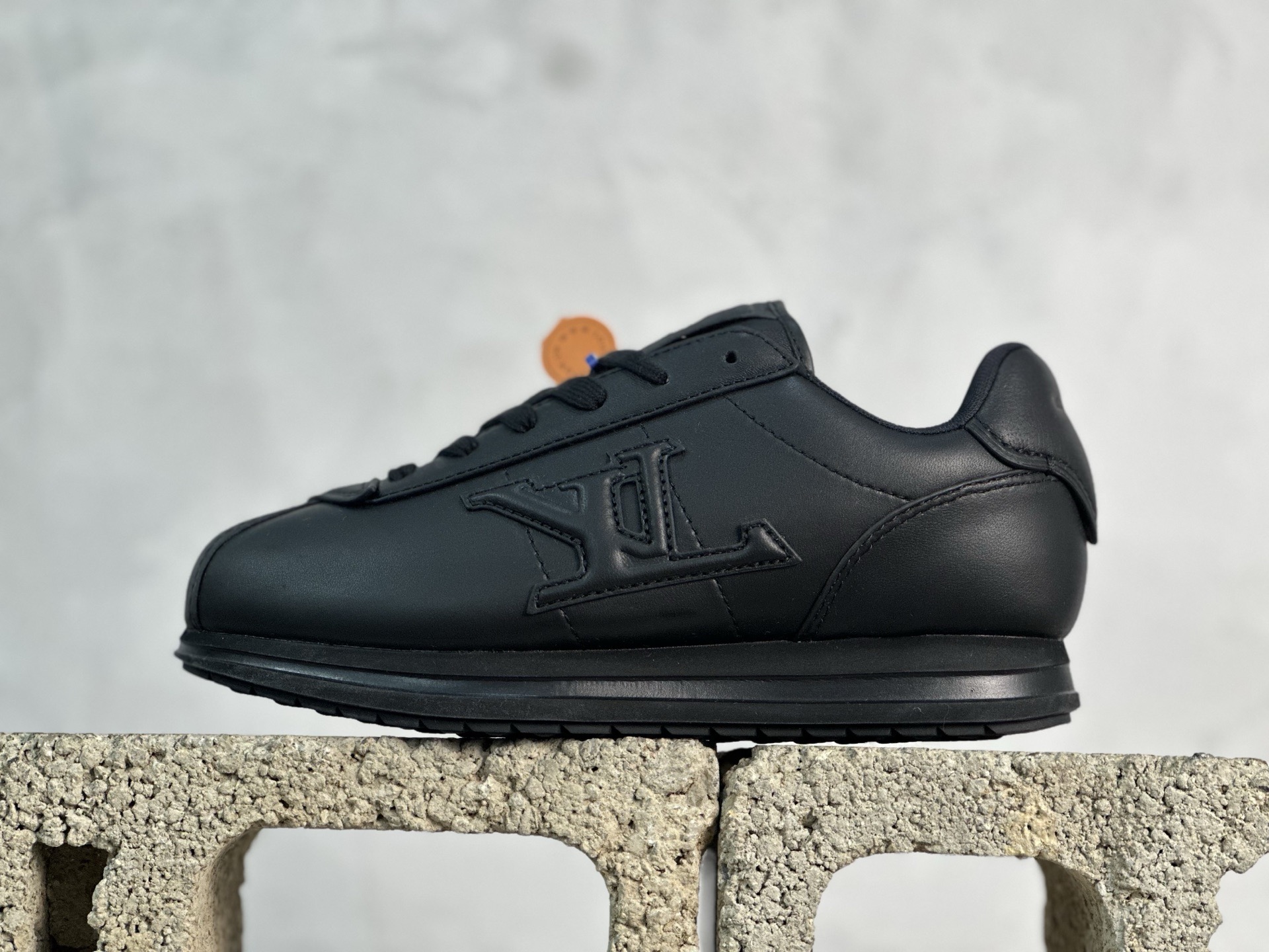 本地420💰 终端放店
S版 LOUIS VUITTONxNigo 阿甘联名款跑鞋
Buttersoft    此款拥有舒适的鞋面，具有很好的延展性，后跟采用柔软材质能够舒适贴合脚踝，穿着轻松，让您在平时生活中有舒适和轻松的体验。
尺码：36 37 38 39 40 41 42 43 44 45 46 47