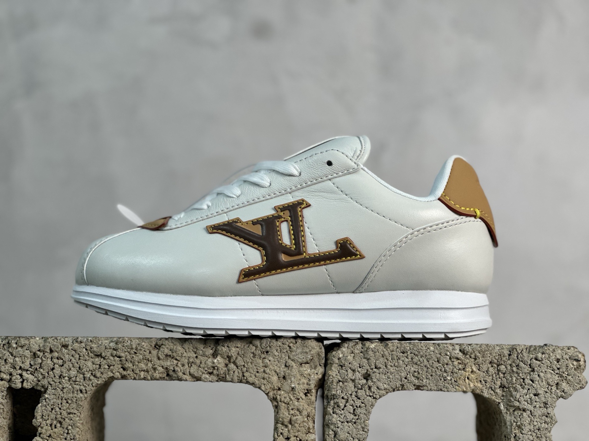 本地420💰 终端放店
S版 LOUIS VUITTONxNigo 阿甘联名款跑鞋
Buttersoft    此款拥有舒适的鞋面，具有很好的延展性，后跟采用柔软材质能够舒适贴合脚踝，穿着轻松，让您在平时生活中有舒适和轻松的体验。
尺码：36 37 38 39 40 41 42 43 44 45 46 47