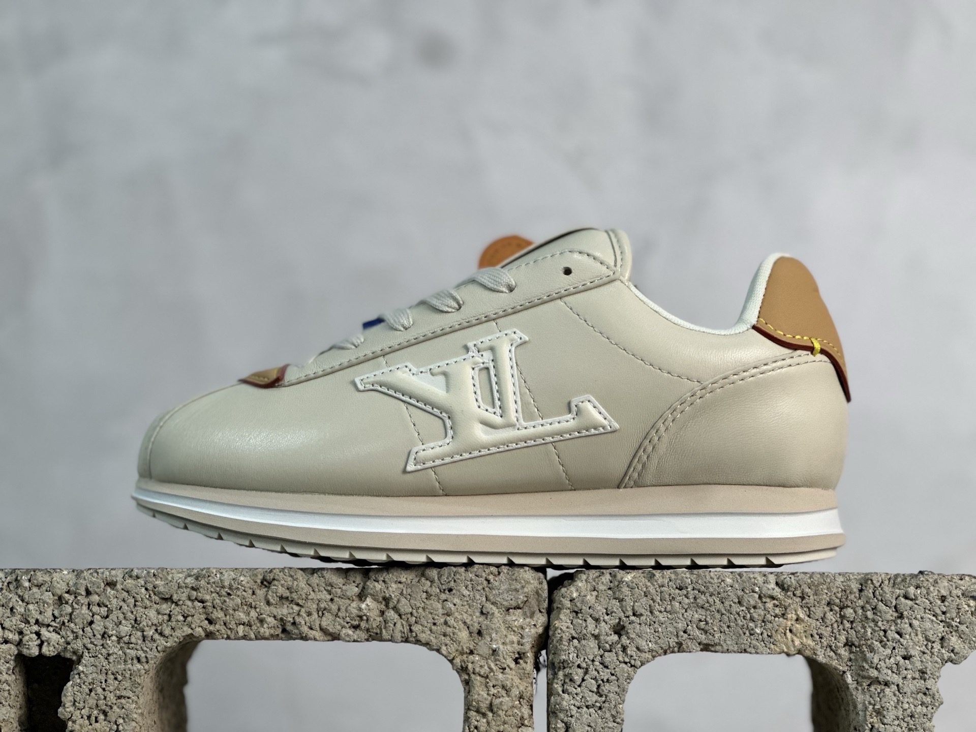 本地420💰 终端放店
S版 LOUIS VUITTONxNigo 阿甘联名款跑鞋
Buttersoft    此款拥有舒适的鞋面，具有很好的延展性，后跟采用柔软材质能够舒适贴合脚踝，穿着轻松，让您在平时生活中有舒适和轻松的体验。
尺码：36 37 38 39 40 41 42 43 44 45 46 47