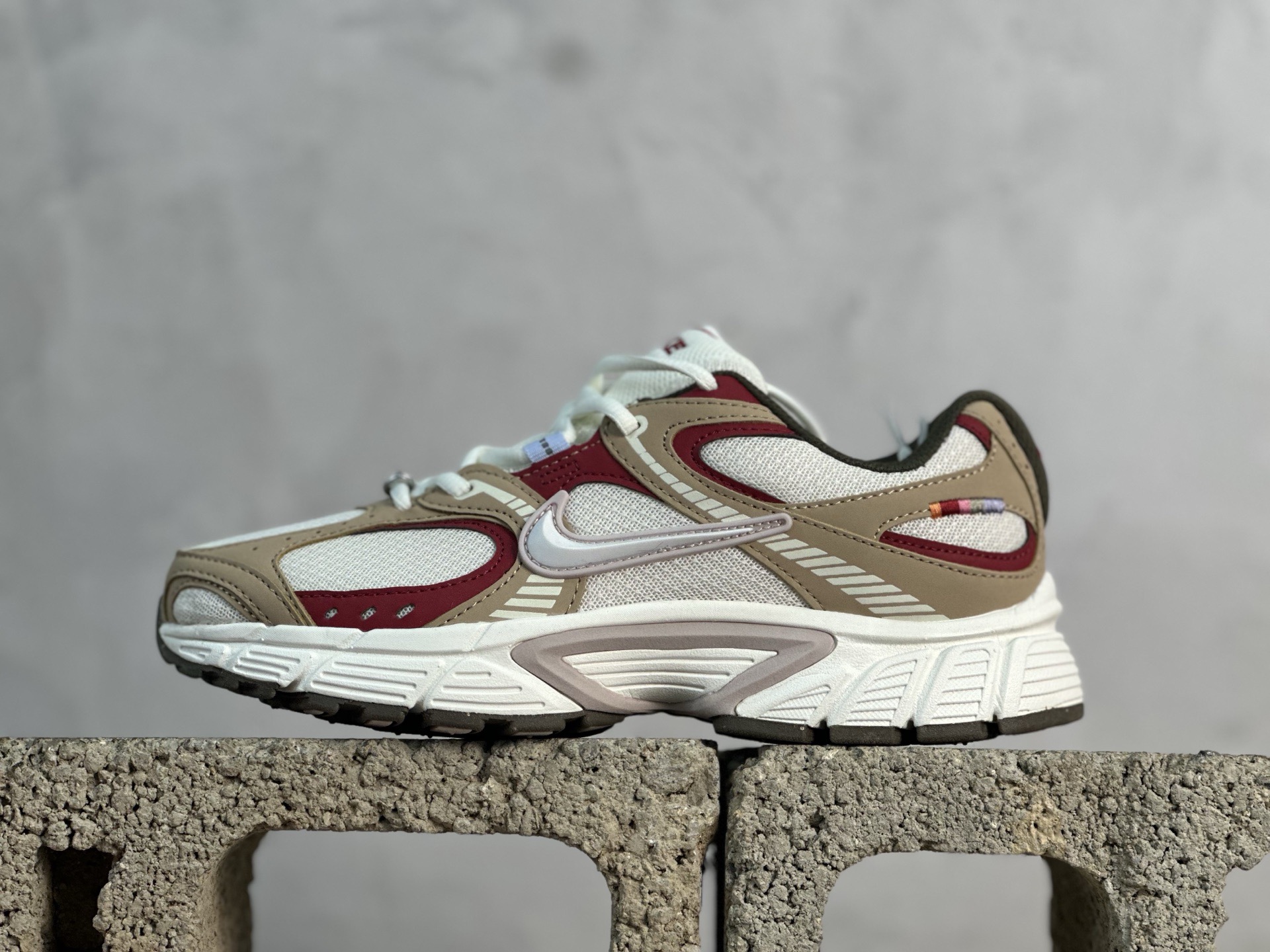 本地150💰放店私
NK V5 RNR 舒适百搭防滑耐磨低帮跑步鞋 
货号：IQ1151-001 马年限定
舒适有型适合日常穿着 该鞋款延续千禧年经典设计搭载泡绵中底 厚实而轻盈匠心细节巧搭立体耐克勾标志焕新演绎复古跑鞋 鞋款从千禧年美学汲取灵感 混搭多种材质突显层次感立体感和传统跑步风范 
Size：36 36.5 37.5 38 38.5 39 40 40.5 41 42 42.5 43 44 44.5 45