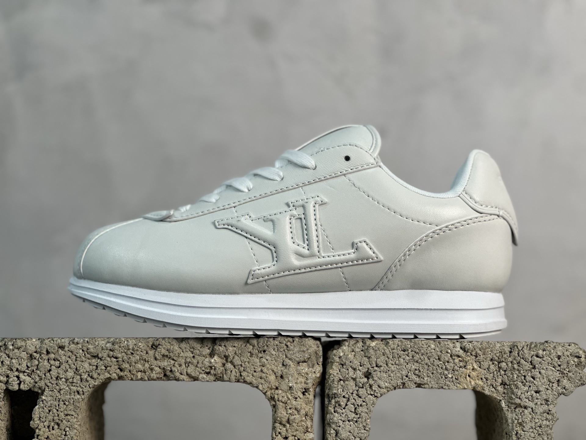 本地420💰 终端放店
S版 LOUIS VUITTONxNigo 阿甘联名款跑鞋
Buttersoft    此款拥有舒适的鞋面，具有很好的延展性，后跟采用柔软材质能够舒适贴合脚踝，穿着轻松，让您在平时生活中有舒适和轻松的体验。
尺码：36 37 38 39 40 41 42 43 44 45 46 47