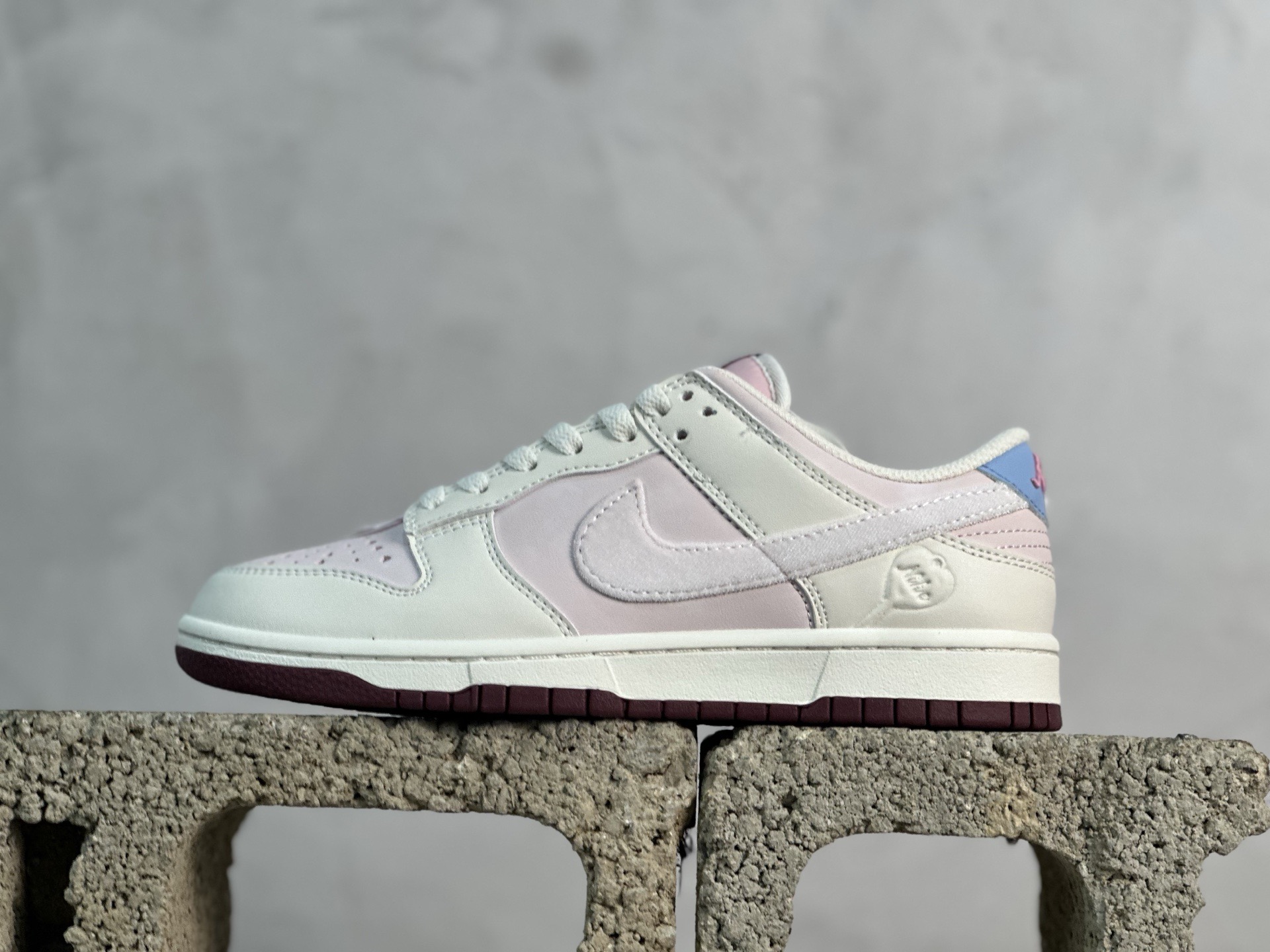 XC版 本地220💰 放店私
礼盒装 Nike SB Dunk Low“情人节限定发售！奶白 + 柔雾粉的渐变配色像裹了层春日薄纱，鞋身拼接细腻皮革 + 丝绒勾边：鞋面是软滑的哑光皮革，Swoosh 用银粉丝绒材质，摸上去自带柔焦质感；后跟暗藏浅蓝小细节市场唯一独家头层皮打造 原鞋原档案开发 原厂皮料 原档冲孔鞋头 正确满胶鞋垫 四线拉帮 原厂织唛标 鞋舌高弹海绵填充 
货号：IQ1145-610
Size: 35 36 36.5 37.5 38 38.5 39 40 40.5 41 42 42.5 43 44 44.5 45 46