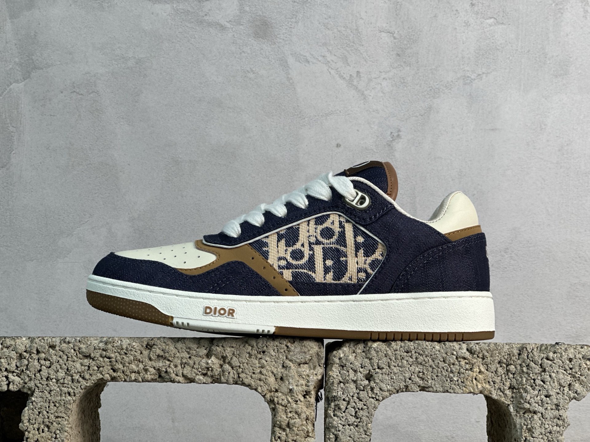 本地420💰放店私
Dior迪奥B27系列市面顶级版本出货‼ ‼ 
市面为数不多的“真正原鞋拆解开发”选材耗时就半个多月 进口原厂皮料 无色差细节拉满  敢与AJ大迪奥相媲美，由意大利工坊匠心打造，黄俊捷、林一等各大明星、网红博主争先上脚且全国各大专柜一鞋难求💥鞋面牛皮拼接D印花LOGO✔内里进口网布、TPU大底以别具一格的立体效果，展现摩登优雅格调，高街潮流搭配必备潮品 
尺码：38 39 40 41 42 43 44 45