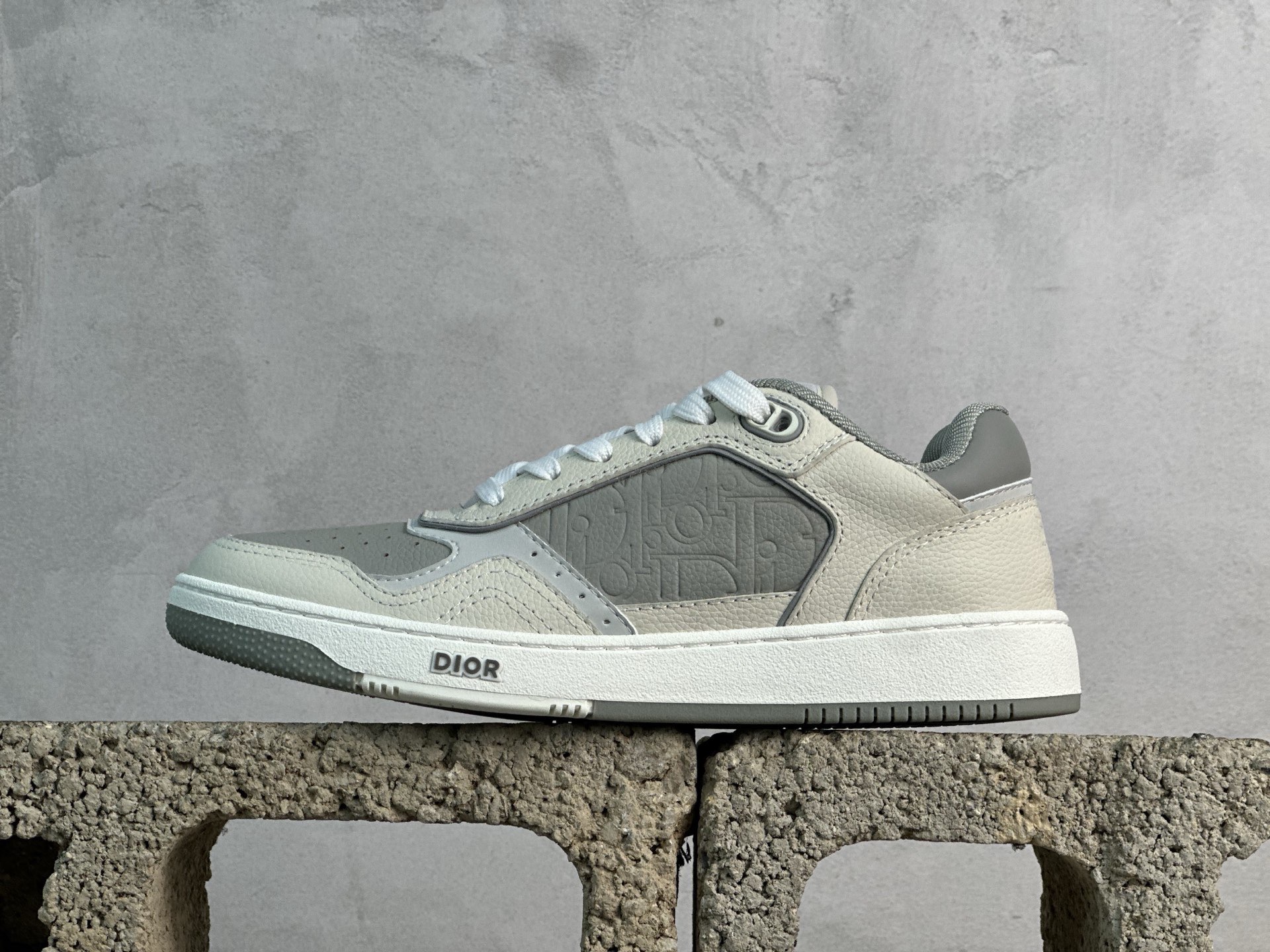 本地420💰放店私
Dior迪奥B27系列市面顶级版本出货‼ ‼ 
市面为数不多的“真正原鞋拆解开发”选材耗时就半个多月 进口原厂皮料 无色差细节拉满  敢与AJ大迪奥相媲美，由意大利工坊匠心打造，黄俊捷、林一等各大明星、网红博主争先上脚且全国各大专柜一鞋难求💥鞋面牛皮拼接D印花LOGO✔内里进口网布、TPU大底以别具一格的立体效果，展现摩登优雅格调，高街潮流搭配必备潮品 
尺码：38 39 40 41 42 43 44 45