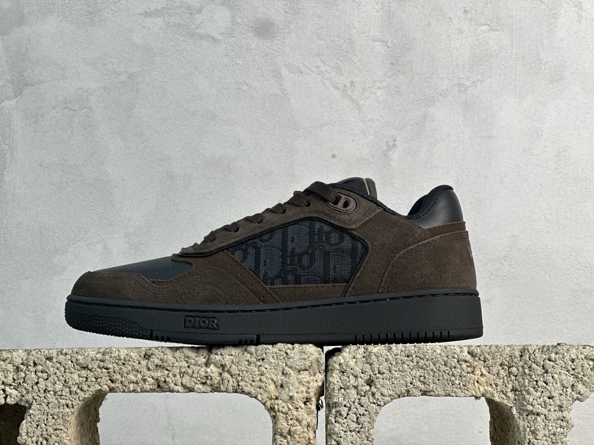 本地420💰放店私
Dior迪奥B27系列市面顶级版本出货‼ ‼ 
市面为数不多的“真正原鞋拆解开发”选材耗时就半个多月 进口原厂皮料 无色差细节拉满  敢与AJ大迪奥相媲美，由意大利工坊匠心打造，黄俊捷、林一等各大明星、网红博主争先上脚且全国各大专柜一鞋难求💥鞋面牛皮拼接D印花LOGO✔内里进口网布、TPU大底以别具一格的立体效果，展现摩登优雅格调，高街潮流搭配必备潮品 
尺码：38 39 40 41 42 43 44 45