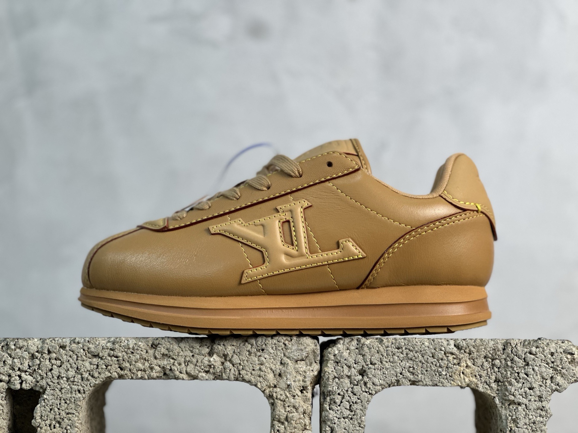 本地420💰 终端放店
S版 LOUIS VUITTONxNigo 阿甘联名款跑鞋
Buttersoft    此款拥有舒适的鞋面，具有很好的延展性，后跟采用柔软材质能够舒适贴合脚踝，穿着轻松，让您在平时生活中有舒适和轻松的体验。
尺码：36 37 38 39 40 41 42 43 44 45 46 47