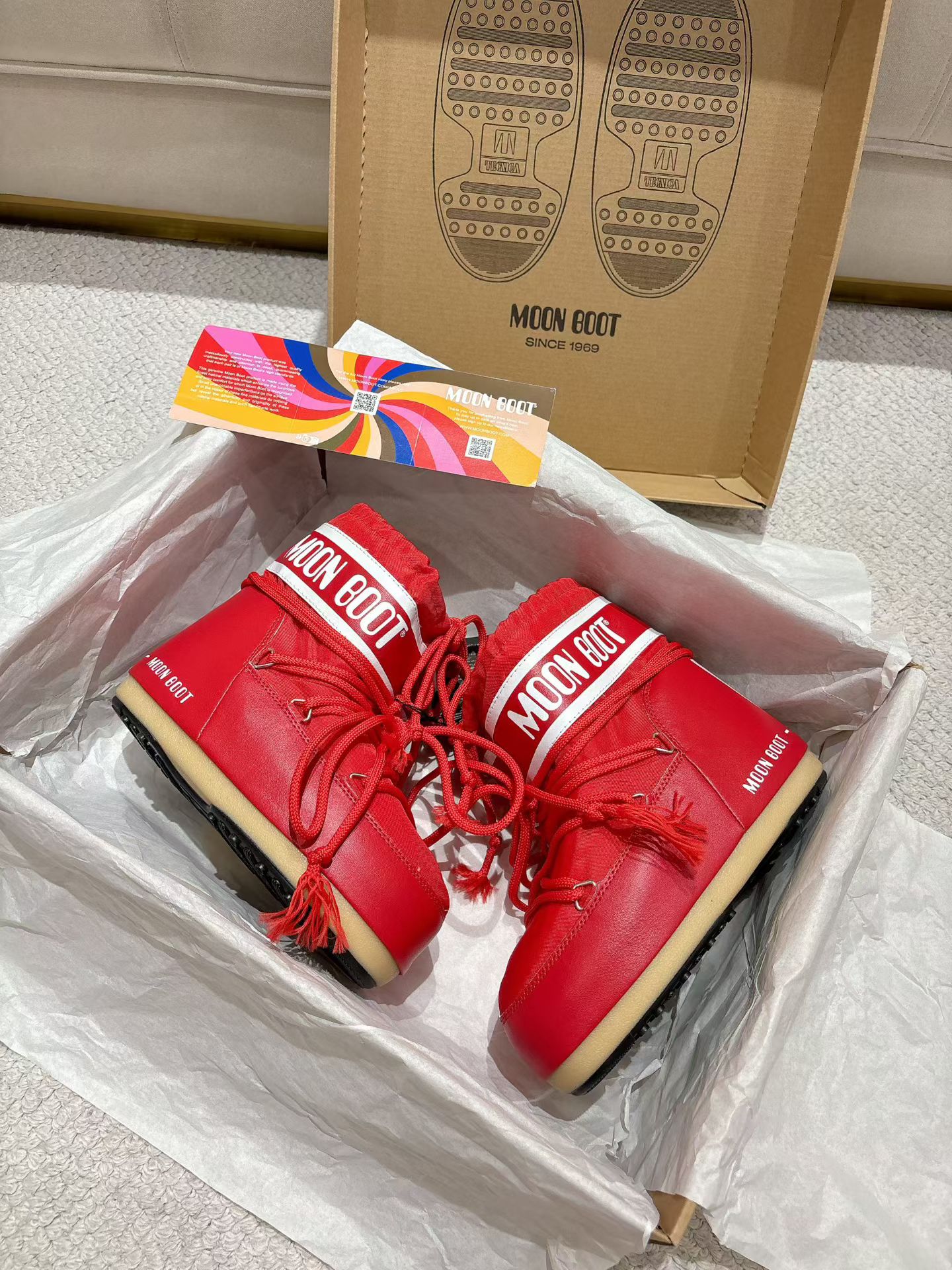 NO:615890,(Top version) Moon Boot, the darling of the ski season, has been very popular in the millennium. Celebrities such as Aris Hilton and Victoria Beckham often wore it. Now the Y2K trend is popular again. The same style worn by young children in the QQ show. The ugly snow boots that have been shown by thousands of people have become popular again. There is no distinction between men and women. Watching the Big Mac actually wears yoga pants to make you look slim. Sisters who want to go to the north can rush. Playing in the snow is a must-have and is completely crazy.  Waterproof cloth on the upper, fiber lining on the inside, thermoplastic rubber sole, size 35/38, 39/41, original moon boot packaging, inner height increase of 5cm, snow boots, boots19860909（顶级版本） 滑雪季的宠儿Moon Boot月亮靴雪地靴 在千禧年就已经非常火了 当年aris hilton、victoria beckham 等名人经常穿它,如今Y2K风潮再次流行 痞幼同款QQ秀穿搭 万人大秀的丑萌雪地靴重新翻红 不分男女不分左右 看着巨无霸巨实际配瑜伽裤巨显瘦 想要去北方的姐妹可以冲了 玩雪必备彻底杀疯 鞋面防水布 内里纤羽绵内胆 鞋底热塑性橡胶 尺码35/38,39/41 包装moon boot原版包装 内增高5cm,雪地靴,boots,Women's Shoes