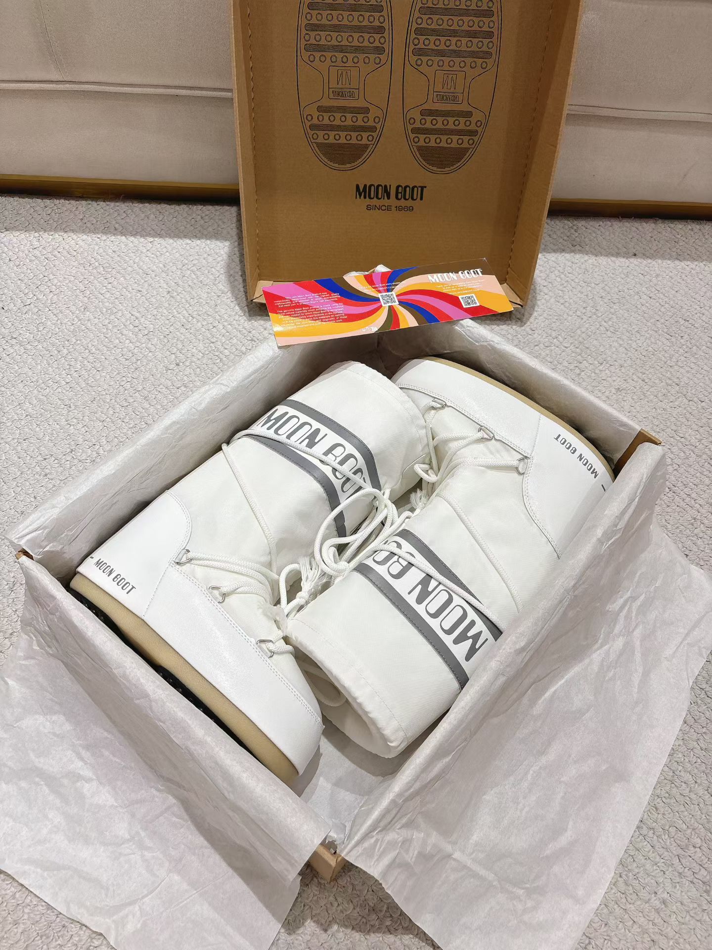 NO:615896,(Top version) Moon Boot, the darling of the ski season, has been very popular in the millennium. Celebrities such as Aris Hilton and Victoria Beckham often wore it. Now the Y2K trend is popular again. The same style worn by young children in the QQ show. The ugly snow boots that have been shown by thousands of people have become popular again. There is no distinction between men and women. Watching the Big Mac actually wears yoga pants to make you look slim. Sisters who want to go to the north can rush. Playing in the snow is a must-have and is completely crazy.  Waterproof cloth on the upper, fiber lining inside, thermoplastic rubber sole, size 35/38, 39/41, 42/44, original moon boot packaging, 5cm inner height increase, snow boots, boots19860909（顶级版本） 滑雪季的宠儿Moon Boot月亮靴雪地靴 在千禧年就已经非常火了 当年aris hilton、victoria beckham 等名人经常穿它,如今Y2K风潮再次流行 痞幼同款QQ秀穿搭 万人大秀的丑萌雪地靴重新翻红 不分男女不分左右 看着巨无霸巨实际配瑜伽裤巨显瘦 想要去北方的姐妹可以冲了 玩雪必备彻底杀疯 鞋面防水布 内里纤羽绵内胆 鞋底热塑性橡胶 尺码35/38,39/41,42/44 包装moon boot原版包装 内增高5cm,雪地靴,boots,Women's Shoes