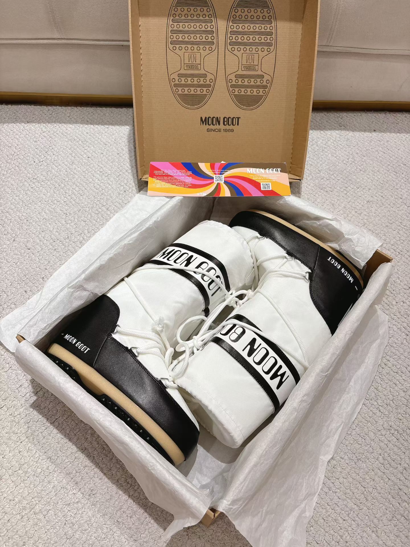 NO:615902,(Top version) Moon Boot, the darling of the ski season, has been very popular in the millennium. Celebrities such as Aris Hilton and Victoria Beckham often wore it. Now the Y2K trend is popular again. The same style worn by young children in the QQ show. The ugly snow boots that have been shown by thousands of people have become popular again. There is no distinction between men and women. Watching the Big Mac actually wears yoga pants to make you look slim. Sisters who want to go to the north can rush. Playing in the snow is a must-have and is completely crazy.  Waterproof cloth on the upper, fiber lining inside, thermoplastic rubber sole, size 35/38, 39/41, 42/44, original moon boot packaging, 5cm inner height increase, snow boots, boots19860909（顶级版本） 滑雪季的宠儿Moon Boot月亮靴雪地靴 在千禧年就已经非常火了 当年aris hilton、victoria beckham 等名人经常穿它,如今Y2K风潮再次流行 痞幼同款QQ秀穿搭 万人大秀的丑萌雪地靴重新翻红 不分男女不分左右 看着巨无霸巨实际配瑜伽裤巨显瘦 想要去北方的姐妹可以冲了 玩雪必备彻底杀疯 鞋面防水布 内里纤羽绵内胆 鞋底热塑性橡胶 尺码35/38,39/41,42/44 包装moon boot原版包装 内增高5cm,雪地靴,boots,Women's Shoes