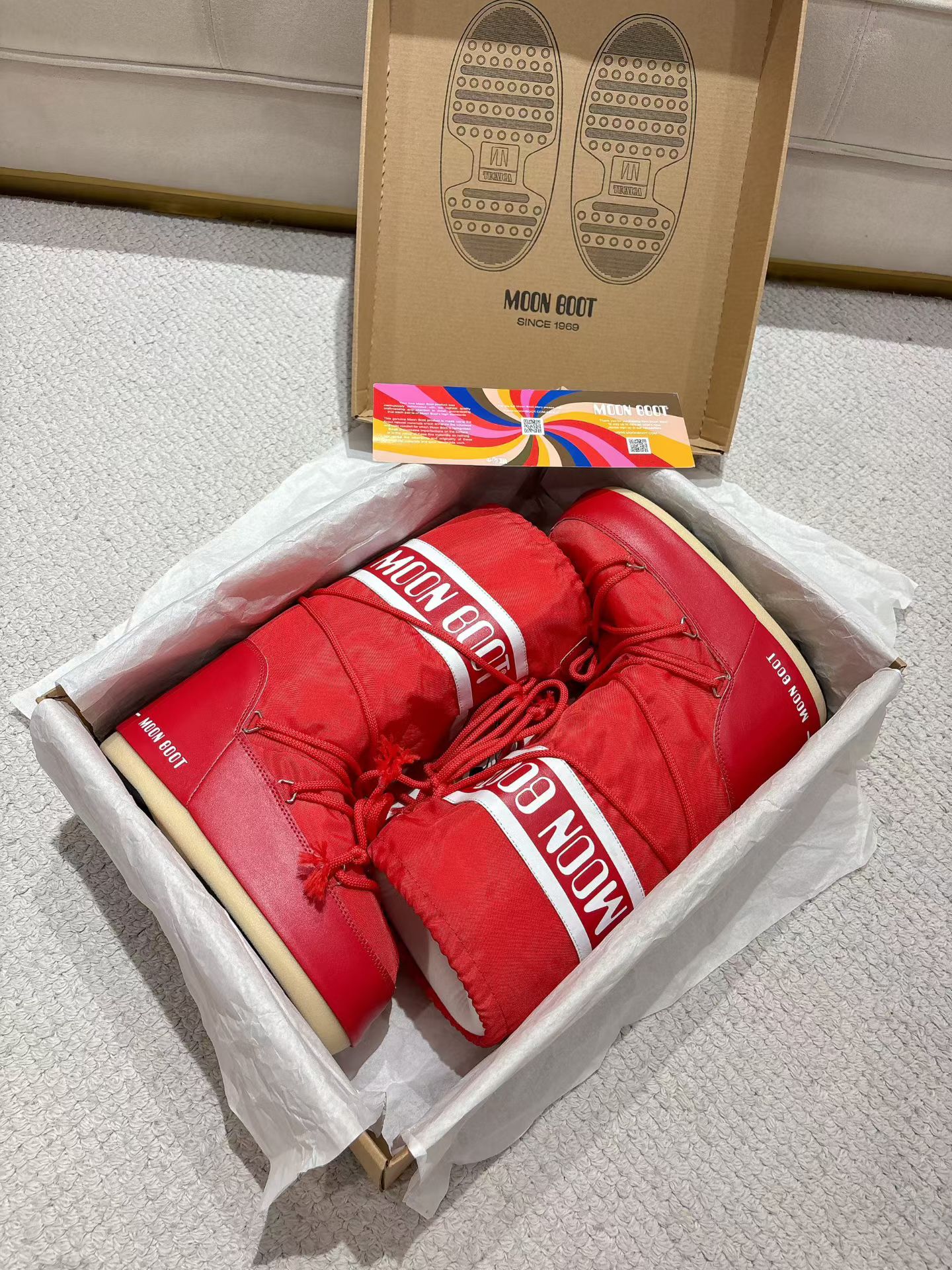 NO:615898,(Top version) Moon Boot, the darling of the ski season, has been very popular in the millennium. Celebrities such as Aris Hilton and Victoria Beckham often wore it. Now the Y2K trend is popular again. The same style worn by young children in the QQ show. The ugly snow boots that have been shown by thousands of people have become popular again. There is no distinction between men and women. Watching the Big Mac actually wears yoga pants to make you look slim. Sisters who want to go to the north can rush. Playing in the snow is a must-have and is completely crazy.  Waterproof cloth on the upper, fiber lining on the inside, thermoplastic rubber sole, size 35/38, 39/41, original moon boot packaging, inner height increase of 5cm, snow boots, boots19860909（顶级版本） 滑雪季的宠儿Moon Boot月亮靴雪地靴 在千禧年就已经非常火了 当年aris hilton、victoria beckham 等名人经常穿它,如今Y2K风潮再次流行 痞幼同款QQ秀穿搭 万人大秀的丑萌雪地靴重新翻红 不分男女不分左右 看着巨无霸巨实际配瑜伽裤巨显瘦 想要去北方的姐妹可以冲了 玩雪必备彻底杀疯 鞋面防水布 内里纤羽绵内胆 鞋底热塑性橡胶 尺码35/38,39/41 包装moon boot原版包装 内增高5cm,雪地靴,boots,Women's Shoes