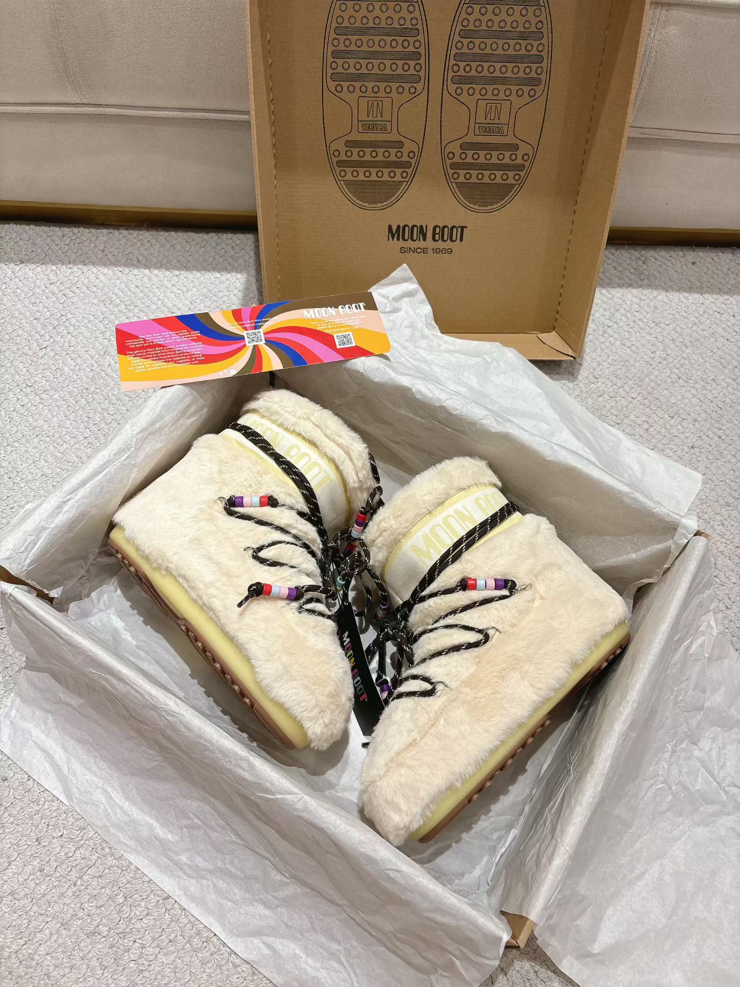 NO:615882,(Top version) Moon Boot, the darling of the ski season, has been very popular in the millennium. Celebrities such as Aris Hilton and Victoria Beckham often wore it. Now the Y2K trend is popular again. The same style worn by young children in the QQ show. The ugly snow boots that have been shown by thousands of people have become popular again. There is no distinction between men and women. Watching the Big Mac actually wears yoga pants to make you look slim. Sisters who want to go to the north can rush. Playing in the snow is a must-have and is completely crazy.  The upper is made of woven rabbit fur, the lining is made of fiber feather cotton, the sole is thermoplastic rubber, the size is 35/38, 39/41, the original moon boot packaging, the inner height is increased by 5cm, snow boots, boots.19860909（顶级版本） 滑雪季的宠儿Moon Boot月亮靴雪地靴 在千禧年就已经非常火了 当年aris hilton、victoria beckham 等名人经常穿它,如今Y2K风潮再次流行 痞幼同款QQ秀穿搭 万人大秀的丑萌雪地靴重新翻红 不分男女不分左右 看着巨无霸巨实际配瑜伽裤巨显瘦 想要去北方的姐妹可以冲了 玩雪必备彻底杀疯 鞋面织兔毛 内里纤羽绵内胆 鞋底热塑性橡胶 尺码35/38,39/41 包装moon boot原版包装 内增高5cm,雪地靴,boots,Women's Shoes