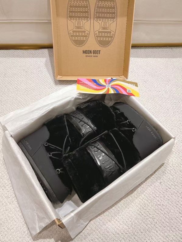 NO:615904,(Top version) Moon Boot, the darling of the ski season, has been very popular in the millennium. Celebrities such as Aris Hilton and Victoria Beckham often wore it. Now the Y2K trend is popular again. The same style worn by young children in the QQ show. The ugly snow boots that have been shown by thousands of people have become popular again. There is no distinction between men and women. Watching the Big Mac actually wears yoga pants to make you look slim. Sisters who want to go to the north can rush. Playing in the snow is a must-have and is completely crazy.  The upper is made of woven rabbit fur, the lining is made of fiber feather cotton, the sole is thermoplastic rubber, the size is 35/38, 39/41, the original moon boot packaging, the inner height is increased by 5cm, snow boots, boots.19860909（顶级版本） 滑雪季的宠儿Moon Boot月亮靴雪地靴 在千禧年就已经非常火了 当年aris hilton、victoria beckham 等名人经常穿它,如今Y2K风潮再次流行 痞幼同款QQ秀穿搭 万人大秀的丑萌雪地靴重新翻红 不分男女不分左右 看着巨无霸巨实际配瑜伽裤巨显瘦 想要去北方的姐妹可以冲了 玩雪必备彻底杀疯 鞋面织兔毛 内里纤羽绵内胆 鞋底热塑性橡胶 尺码35/38,39/41 包装moon boot原版包装 内增高5cm,雪地靴,boots,Women's Shoes