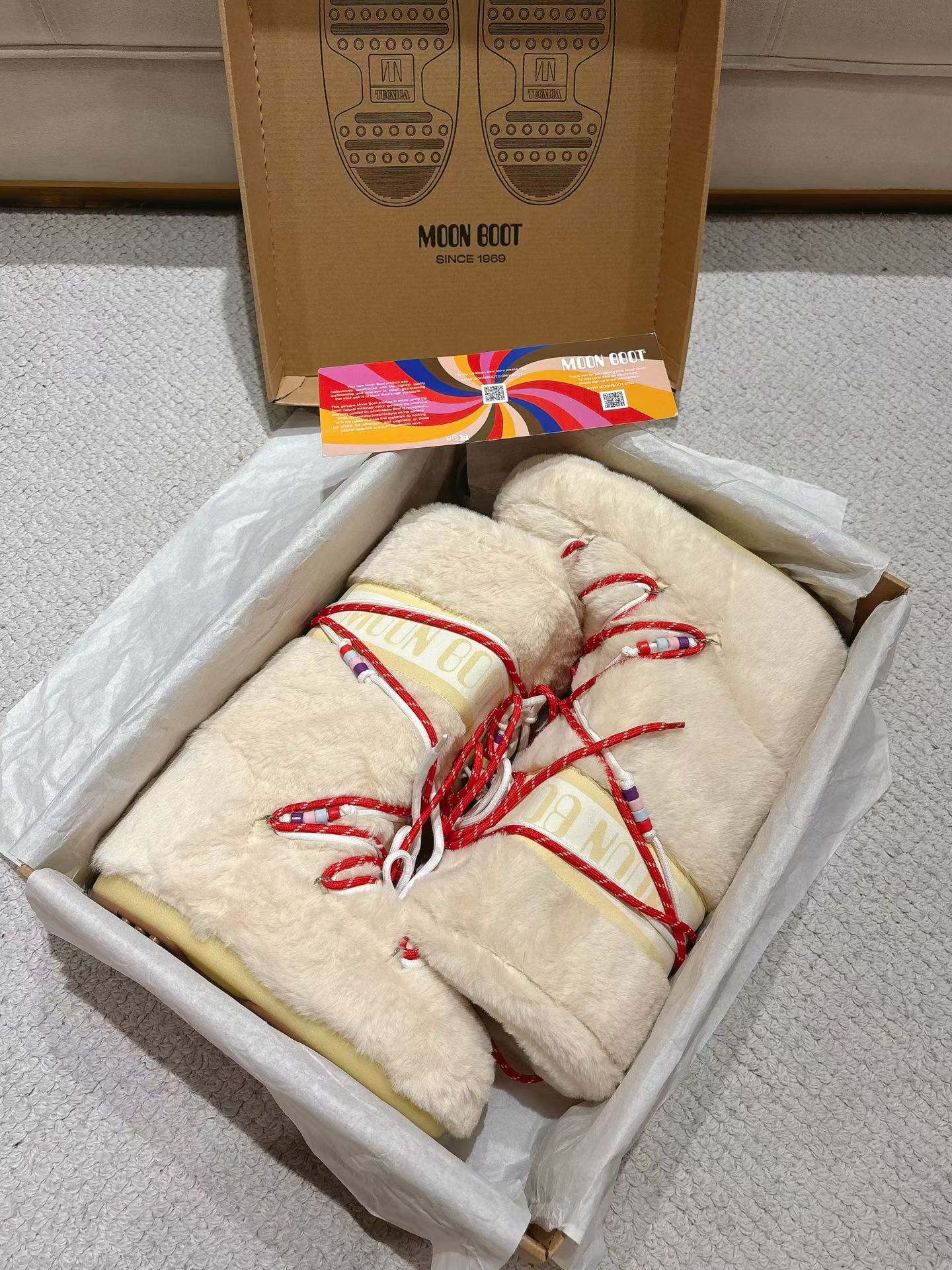 NO:615889,(Top version) Moon Boot, the darling of the ski season, has been very popular in the millennium. Celebrities such as Aris Hilton and Victoria Beckham often wore it. Now the Y2K trend is popular again. The same style worn by young children in the QQ show. The ugly snow boots that have been shown by thousands of people have become popular again. There is no distinction between men and women. Watching the Big Mac actually wears yoga pants to make you look slim. Sisters who want to go to the north can rush. Playing in the snow is a must-have and is completely crazy.  The upper is made of woven rabbit fur, the lining is made of fiber feather cotton, the sole is thermoplastic rubber, the size is 35/38, 39/41, the original moon boot packaging, the inner height is increased by 5cm, snow boots, boots.19860909（顶级版本） 滑雪季的宠儿Moon Boot月亮靴雪地靴 在千禧年就已经非常火了 当年aris hilton、victoria beckham 等名人经常穿它,如今Y2K风潮再次流行 痞幼同款QQ秀穿搭 万人大秀的丑萌雪地靴重新翻红 不分男女不分左右 看着巨无霸巨实际配瑜伽裤巨显瘦 想要去北方的姐妹可以冲了 玩雪必备彻底杀疯 鞋面织兔毛 内里纤羽绵内胆 鞋底热塑性橡胶 尺码35/38,39/41 包装moon boot原版包装 内增高5cm,雪地靴,boots,Women's Shoes