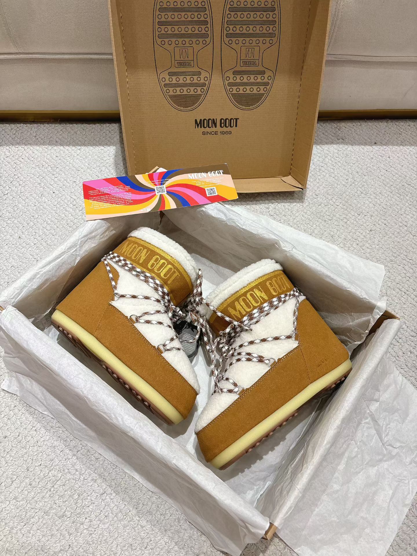 NO:615879,(Top version) Moon Boot, the darling of the ski season, has been very popular in the millennium. Celebrities such as Aris Hilton and Victoria Beckham often wore it. Now the Y2K trend is popular again. The same style worn by young children in the QQ show. The ugly snow boots that have been shown by thousands of people have become popular again. There is no distinction between men and women. Watching the Big Mac actually wears yoga pants to make you look slim. Sisters who want to go to the north can rush. Playing in the snow is a must-have and is completely crazy.  Upper made of woven lambswool, lining made of fiber-feather cotton, sole thermoplastic rubber, size 35/38, 39/41, original packaging of moon boot, inner height increased by 5cm, snow boots, boots19860909（顶级版本） 滑雪季的宠儿Moon Boot月亮靴雪地靴 在千禧年就已经非常火了 当年aris hilton、victoria beckham 等名人经常穿它,如今Y2K风潮再次流行 痞幼同款QQ秀穿搭 万人大秀的丑萌雪地靴重新翻红 不分男女不分左右 看着巨无霸巨实际配瑜伽裤巨显瘦 想要去北方的姐妹可以冲了 玩雪必备彻底杀疯 鞋面织羊羔毛 内里纤羽绵内胆 鞋底热塑性橡胶 尺码35/38,39/41 包装moon boot原版包装 内增高5cm,雪地靴,boots,Women's Shoes