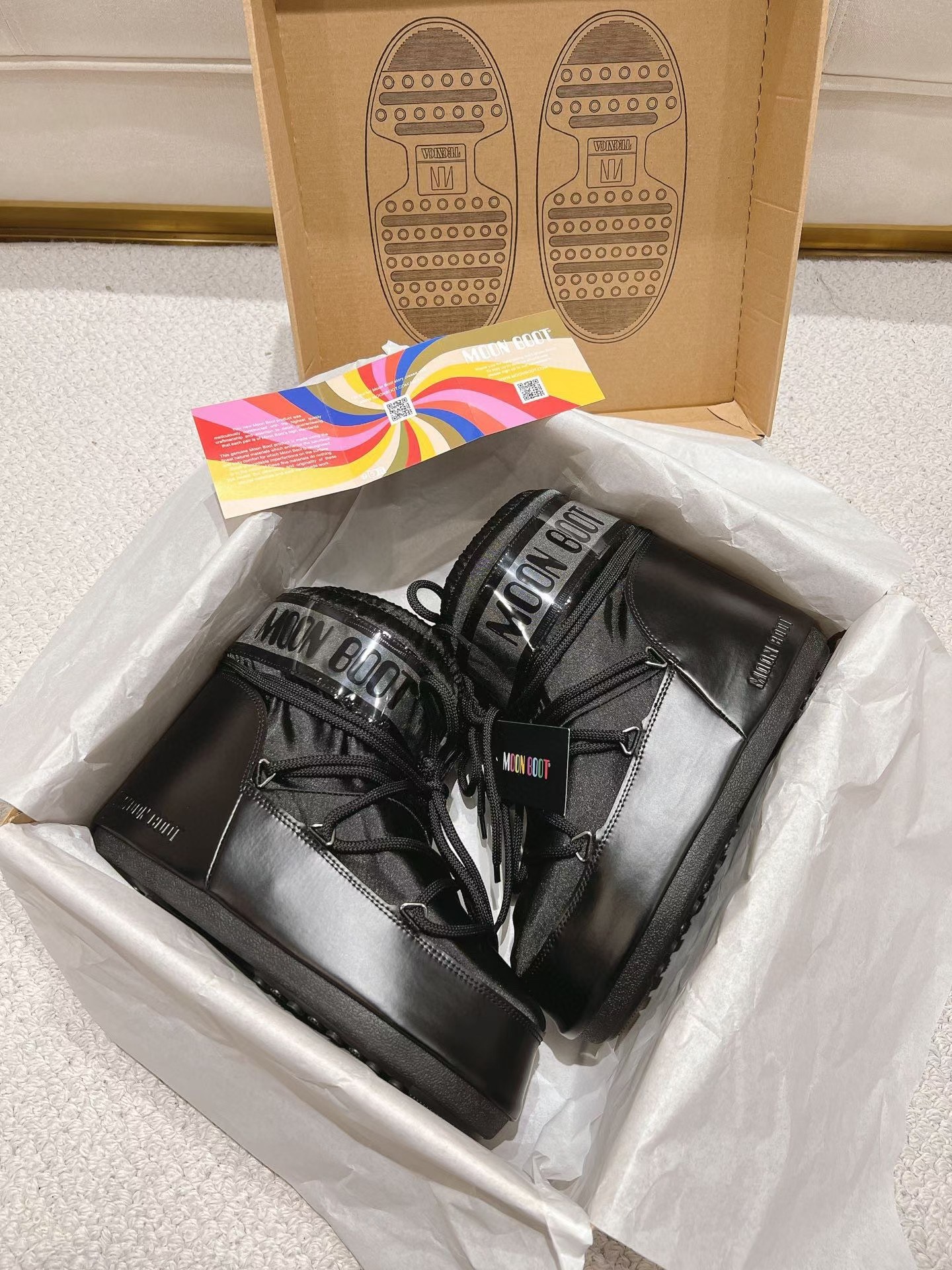 NO:615873,(Top version) Moon Boot, the darling of the ski season, has been very popular in the millennium. Celebrities such as Aris Hilton and Victoria Beckham often wore it. Now the Y2K trend is popular again. The same style worn by young children in the QQ show. The ugly snow boots that have been shown by thousands of people have become popular again. There is no distinction between men and women. Watching the Big Mac actually wears yoga pants to make you look slim. Sisters who want to go to the north can rush. Playing in the snow is a must-have and is completely crazy.  Silk upper, fiber lining, thermoplastic rubber sole, size 35/38, 39/41, original moon boot packaging, inner height increase of 5cm, snow boots, boots19860909（顶级版本） 滑雪季的宠儿Moon Boot月亮靴雪地靴 在千禧年就已经非常火了 当年aris hilton、victoria beckham 等名人经常穿它,如今Y2K风潮再次流行 痞幼同款QQ秀穿搭 万人大秀的丑萌雪地靴重新翻红 不分男女不分左右 看着巨无霸巨实际配瑜伽裤巨显瘦 想要去北方的姐妹可以冲了 玩雪必备彻底杀疯 鞋面丝绸 内里纤羽绵内胆 鞋底热塑性橡胶 尺码35/38,39/41 包装moon boot原版包装 内增高5cm,雪地靴,boots,Women's Shoes