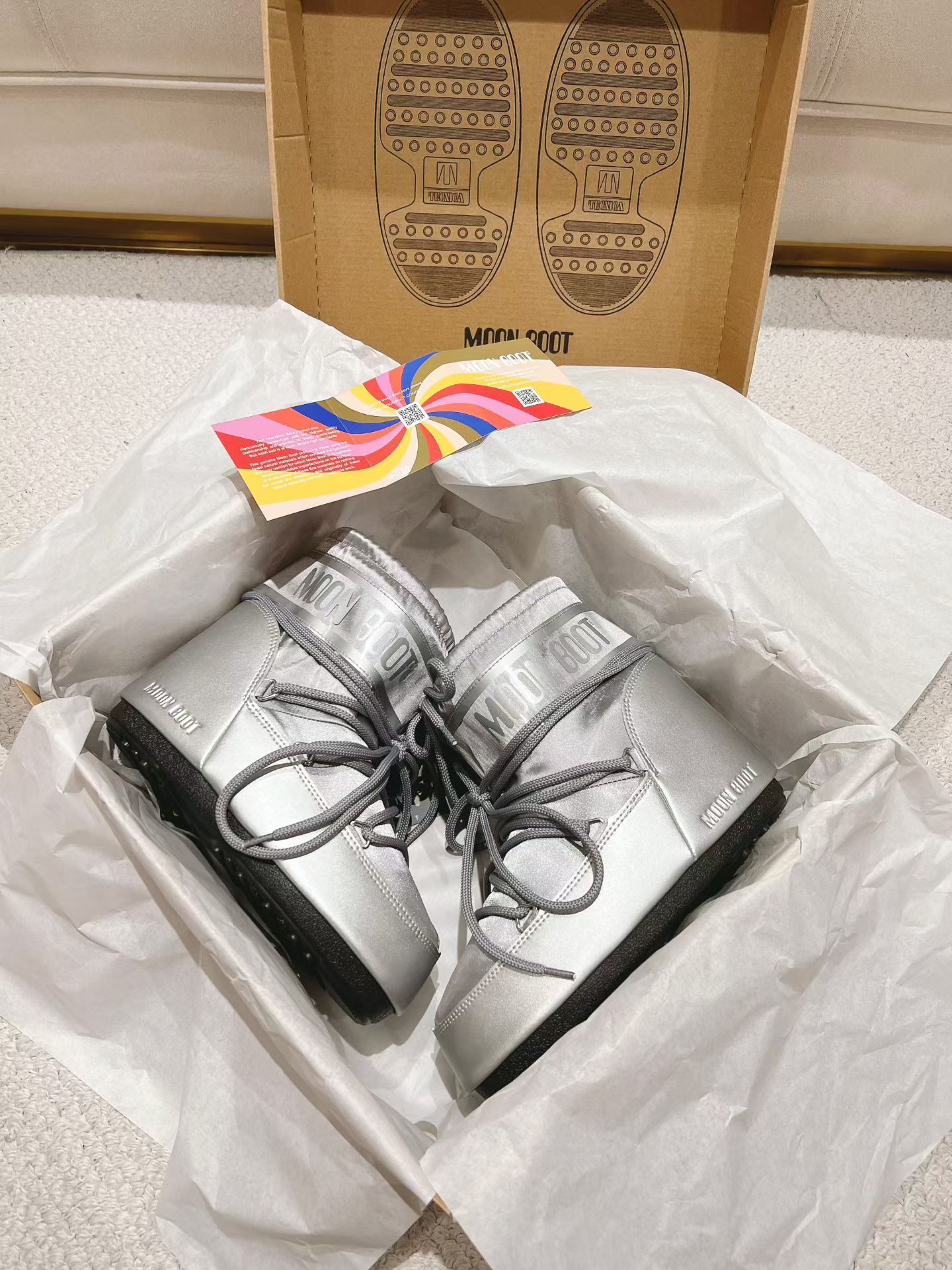 NO:615886,(Top version) Moon Boot, the darling of the ski season, has been very popular in the millennium. Celebrities such as Aris Hilton and Victoria Beckham often wore it. Now the Y2K trend is popular again. The same style worn by young children in the QQ show. The ugly snow boots that have been shown by thousands of people have become popular again. There is no distinction between men and women. Watching the Big Mac actually wears yoga pants to make you look slim. Sisters who want to go to the north can rush. Playing in the snow is a must-have and is completely crazy.  Silk upper, fiber lining, thermoplastic rubber sole, size 35/38, 39/41, original moon boot packaging, inner height increase of 5cm, snow boots, boots19860909（顶级版本） 滑雪季的宠儿Moon Boot月亮靴雪地靴 在千禧年就已经非常火了 当年aris hilton、victoria beckham 等名人经常穿它,如今Y2K风潮再次流行 痞幼同款QQ秀穿搭 万人大秀的丑萌雪地靴重新翻红 不分男女不分左右 看着巨无霸巨实际配瑜伽裤巨显瘦 想要去北方的姐妹可以冲了 玩雪必备彻底杀疯 鞋面丝绸 内里纤羽绵内胆 鞋底热塑性橡胶 尺码35/38,39/41 包装moon boot原版包装 内增高5cm,雪地靴,boots,Women's Shoes