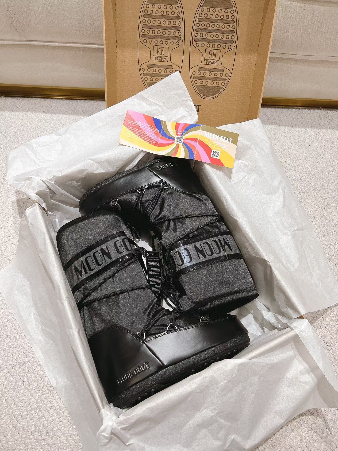 NO:615900,(Top version) Moon Boot, the darling of the ski season, has been very popular in the millennium. Celebrities such as Aris Hilton and Victoria Beckham often wore it. Now the Y2K trend is popular again. The same style worn by young children in the QQ show. The ugly snow boots that have been shown by thousands of people have become popular again. There is no distinction between men and women. Watching the Big Mac actually wears yoga pants to make you look slim. Sisters who want to go to the north can rush. Playing in the snow is a must-have and is completely crazy.  Silk upper, fiber lining, thermoplastic rubber sole, size 35/38, 39/41, original moon boot packaging, inner height increase of 5cm, snow boots, boots19860909（顶级版本） 滑雪季的宠儿Moon Boot月亮靴雪地靴 在千禧年就已经非常火了 当年aris hilton、victoria beckham 等名人经常穿它,如今Y2K风潮再次流行 痞幼同款QQ秀穿搭 万人大秀的丑萌雪地靴重新翻红 不分男女不分左右 看着巨无霸巨实际配瑜伽裤巨显瘦 想要去北方的姐妹可以冲了 玩雪必备彻底杀疯 鞋面丝绸 内里纤羽绵内胆 鞋底热塑性橡胶 尺码35/38,39/41 包装moon boot原版包装 内增高5cm,雪地靴,boots,Women's Shoes