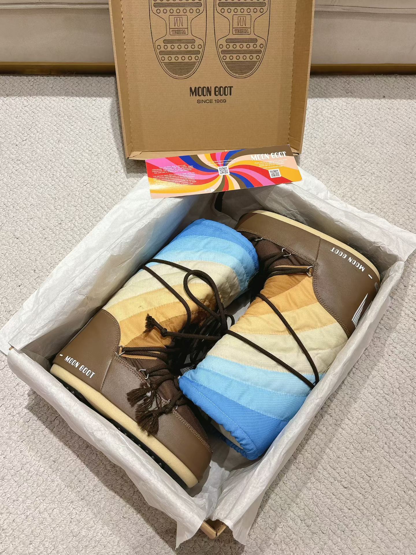 NO:615892,(Top version) Moon Boot, the darling of the ski season, has been very popular in the millennium. Celebrities such as Aris Hilton and Victoria Beckham often wore it. Now the Y2K trend is popular again. The same style worn by young children in the QQ show. The ugly snow boots that have been shown by thousands of people have become popular again. There is no distinction between men and women. Watching the Big Mac actually wears yoga pants to make you look slim. Sisters who want to go to the north can rush. Playing in the snow is a must-have and is completely crazy.  Rainbow upper, fiber lining, thermoplastic rubber sole, size 35/38, 39/41, original moon boot packaging, inner height increase of 5cm, snow boots, boots19860909（顶级版本） 滑雪季的宠儿Moon Boot月亮靴雪地靴 在千禧年就已经非常火了 当年aris hilton、victoria beckham 等名人经常穿它,如今Y2K风潮再次流行 痞幼同款QQ秀穿搭 万人大秀的丑萌雪地靴重新翻红 不分男女不分左右 看着巨无霸巨实际配瑜伽裤巨显瘦 想要去北方的姐妹可以冲了 玩雪必备彻底杀疯 鞋面彩虹 内里纤羽绵内胆 鞋底热塑性橡胶 尺码35/38,39/41 包装moon boot原版包装 内增高5cm,雪地靴,boots,Women's Shoes