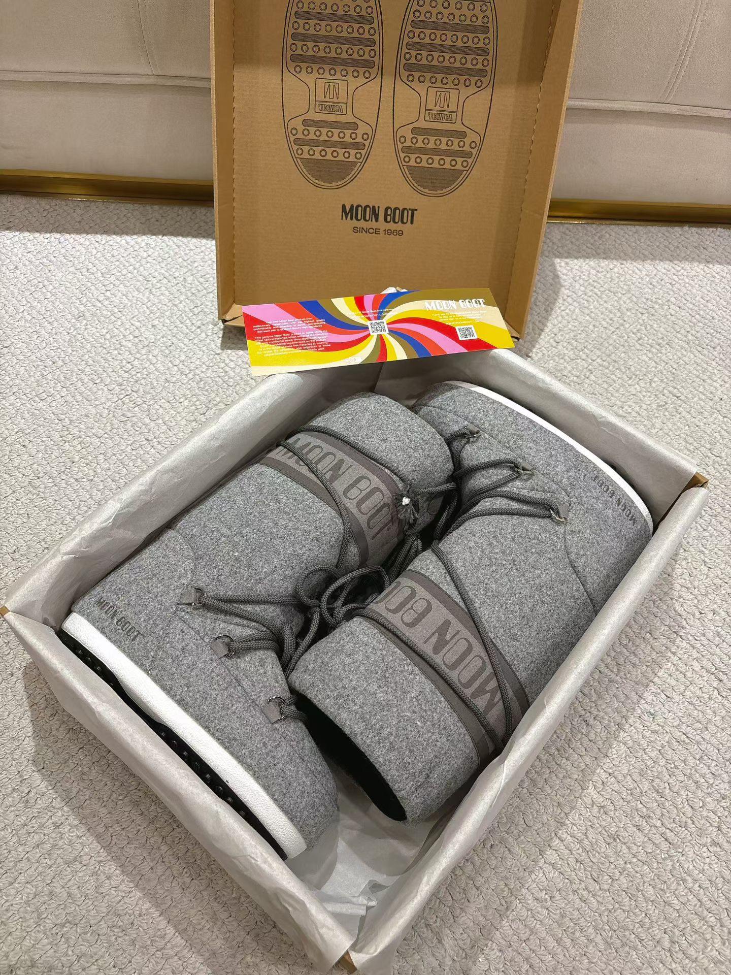 NO:560909,Moon Boot, the darling of the ski season, has been very popular in the millennium. Celebrities such as Paris Hilton and Victoria Beckham often wore it. Now the Y2K trend is popular again. The same style worn by young children in the QQ show. The ugly snow boots that have been shown by thousands of people have become popular again. They are not divided into men and women. Looking at the Big Mac actually paired with yoga pants makes you look slim. Sisters who want to go to the north can rush. It is a must-have for playing in the snow. The upper is woolen.  Lining of fiber-feather cotton liner, sole of thermoplastic rubber, size 35/38, 39/41, original moon boot packaging, inner height increase of 5cm, snow boots, boots19860909滑雪季的宠儿Moon Boot月亮靴雪地靴 在千禧年就已经非常火了 当年paris hilton、victoria beckham 等名人经常穿它,如今Y2K风潮再次流行 痞幼同款QQ秀穿搭 万人大秀的丑萌雪地靴重新翻红 不分男女不分左右 看着巨无霸巨实际配瑜伽裤巨显瘦 想要去北方的姐妹可以冲了 玩雪必备彻底杀疯 鞋面毛呢 内里纤羽绵内胆 鞋底热塑性橡胶 尺码35/38,39/41 包装moon boot原版包装 内增高5cm,雪地靴,boots,Women's Shoes