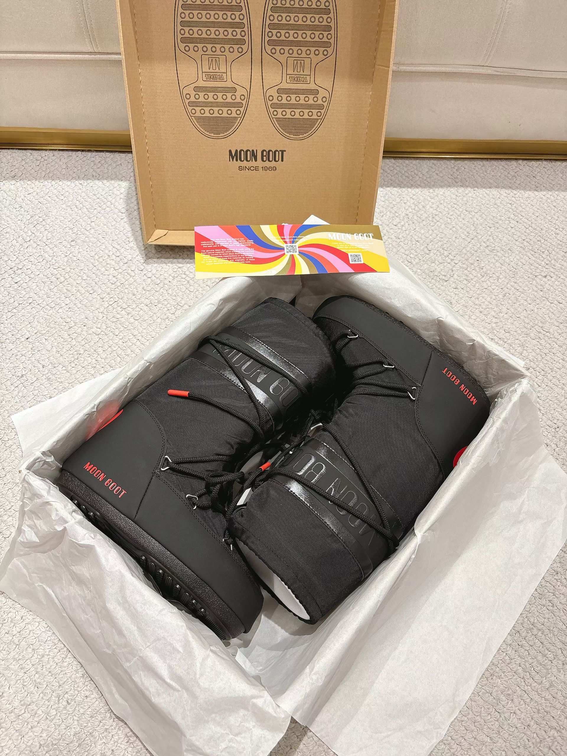 NO:615894,(Top version) Moon Boot, the darling of the ski season, has been very popular in the millennium. Celebrities such as Aris Hilton and Victoria Beckham often wore it. Now the Y2K trend is popular again. The same style worn by young children in the QQ show. The ugly snow boots that have been shown by thousands of people have become popular again. There is no distinction between men and women. Watching the Big Mac actually wears yoga pants to make you look slim. Sisters who want to go to the north can rush. Playing in the snow is a must-have and is completely crazy.  Upper nylon, lining fiber feather cotton liner, sole thermoplastic rubber, size 35/38, 39/41, packaging moon boot original packaging, 5cm inner height increase, snow boots, boots19860909（顶级版本） 滑雪季的宠儿Moon Boot月亮靴雪地靴 在千禧年就已经非常火了 当年aris hilton、victoria beckham 等名人经常穿它,如今Y2K风潮再次流行 痞幼同款QQ秀穿搭 万人大秀的丑萌雪地靴重新翻红 不分男女不分左右 看着巨无霸巨实际配瑜伽裤巨显瘦 想要去北方的姐妹可以冲了 玩雪必备彻底杀疯 鞋面尼龙 内里纤羽绵内胆 鞋底热塑性橡胶 尺码35/38,39/41 包装moon boot原版包装 内增高5cm,雪地靴,boots,Women's Shoes