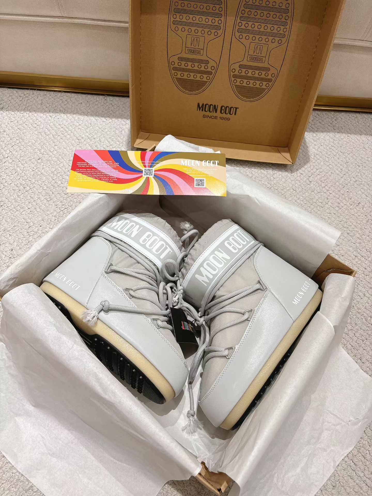 NO:615885,(Top version) Moon Boot, the darling of the ski season, has been very popular in the millennium. Celebrities such as Aris Hilton and Victoria Beckham often wore it. Now the Y2K trend is popular again. The same style worn by young children in the QQ show. The ugly snow boots that have been shown by thousands of people have become popular again. There is no distinction between men and women. Watching the Big Mac actually wears yoga pants to make you look slim. Sisters who want to go to the north can rush. Playing in the snow is a must-have and is completely crazy.  Waterproof cloth on the upper, fiber lining inside, thermoplastic rubber sole, size 35/38, 39/41, 42/44, original moon boot packaging, 5cm inner height increase, snow boots, boots19860909（顶级版本） 滑雪季的宠儿Moon Boot月亮靴雪地靴 在千禧年就已经非常火了 当年aris hilton、victoria beckham 等名人经常穿它,如今Y2K风潮再次流行 痞幼同款QQ秀穿搭 万人大秀的丑萌雪地靴重新翻红 不分男女不分左右 看着巨无霸巨实际配瑜伽裤巨显瘦 想要去北方的姐妹可以冲了 玩雪必备彻底杀疯 鞋面防水布 内里纤羽绵内胆 鞋底热塑性橡胶 尺码35/38,39/41,42/44 包装moon boot原版包装 内增高5cm,雪地靴,boots,Women's Shoes