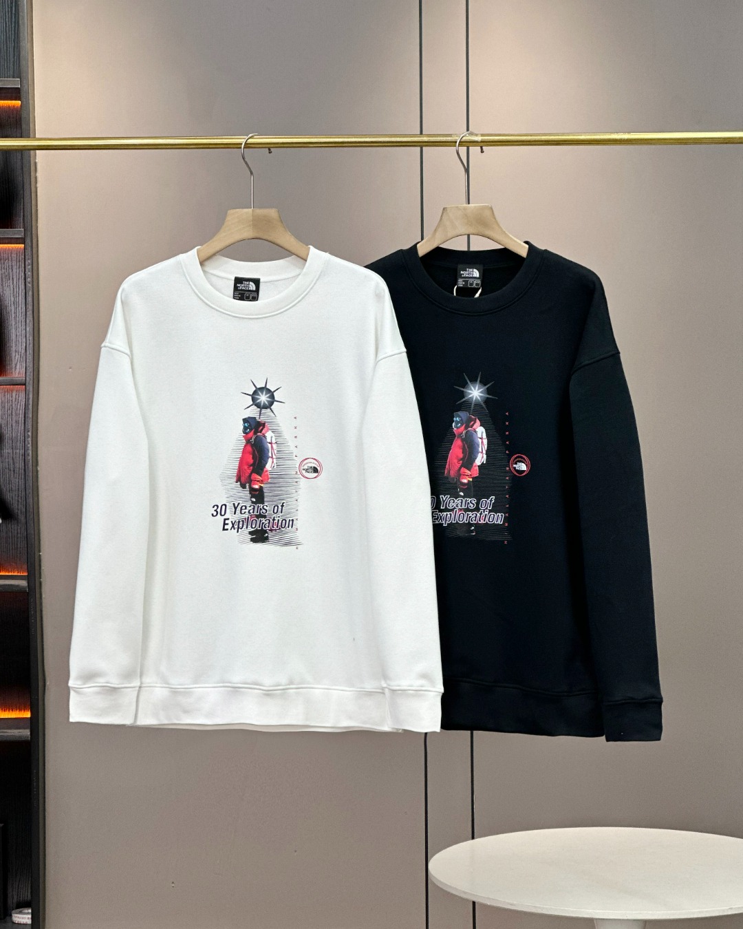 💰200
TNF北面城市街头系列最新款套头加绒圆领卫衣休闲情侣款  顶级版本

✅尺码：S~XL
✅颜色：黑色、白色

✅细节版本1:1复刻 重磅专柜最新款！绝对私房牛货！460G高克重加绒材质，厚重感十足！！

✅原版定位印花细节，德国进口的数码印机 所以印花是超清晰的 穿久了也不会裂 普通的印花技术根本做不到!!

✅os版型超正！宽松舒适！情侣款💑百搭首选！

尺码表：
S （100-135斤）：衣长68 胸围104 肩宽45
M （135-150斤）:  衣长70 胸围108 肩宽46
L（150-165斤） ： 衣长72 胸围112 肩宽48
XL（165-185斤）：衣长74 胸围116 肩宽49