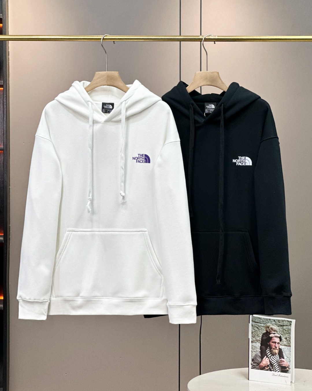 💰210
TNF北面向日葵系列最新款套头加绒连帽卫衣休闲男女同款  顶级版本

✅尺码：S~XL
✅颜色：黑色、白色

✅细节版本1:1复刻 重磅专柜最新款！绝对私房牛货！480G高克重加绒材质，厚重感十足！！

✅原版定位印花细节，德国进口的数码印机 所以印花是超清晰的 穿久了也不会裂 普通的印花技术根本做不到!!

✅os版型超正！宽松舒适！情侣款💑百搭首选！

尺码表：
S （100-135斤）：衣长68 胸围104 肩宽45
M （135-150斤）:  衣长70 胸围108 肩宽46
L（150-165斤） ： 衣长72 胸围112 肩宽48
XL（165-185斤）：衣长74 胸围116 肩宽49