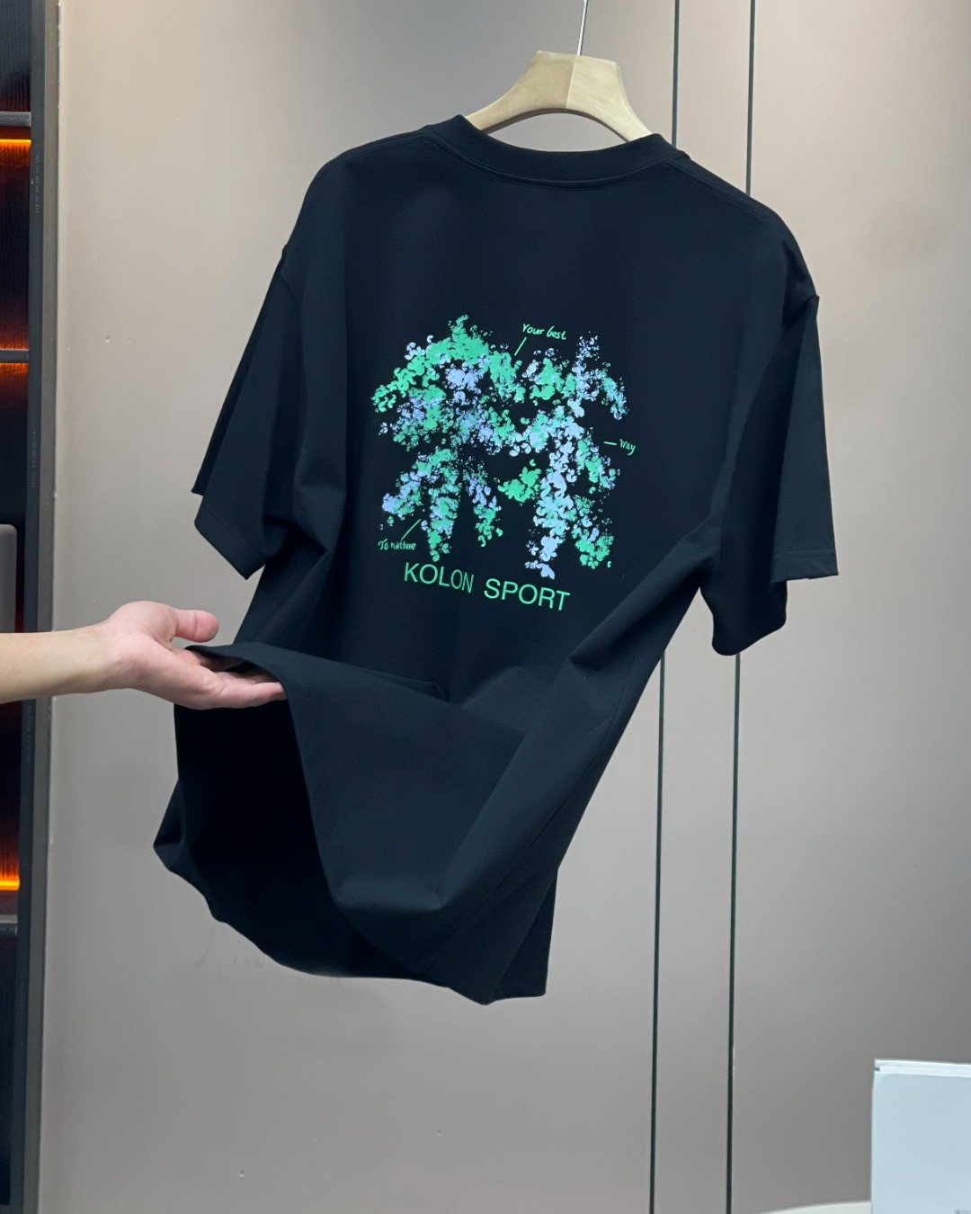 P110    顶级版本  认准330g高克重
【KOLON SPORT/可隆解构树主题夏季新款宽松情侣款短袖T恤】

款号：C7011

颜色: 黑色  白色  

细节版本一比一复刻 重磅专柜最新款！走一波！绝对私房牛货！

重磅升级330G#40织双纱面料，原版1:1高克重，纯棉螺纹领口，宽松版型！
做工细节做到极致，区别市场普通货！！
德国进口的数码印机 所以印花是超清晰的 穿久了也不会裂 普通的印花技术根本做不到!!

版型超正！宽松舒适！情侣款💑百搭首选！

尺码：M—2XL
尺码   M      L      XL    2XL
衣长   72     74     76     78
胸围  110   114    118    122
袖长   17     18      19      20
肩宽   40    41      42     43
M   【130斤－140斤】
 L   【145斤－160斤】 
XL  【165斤－180斤】
2XL【185斤－220斤】