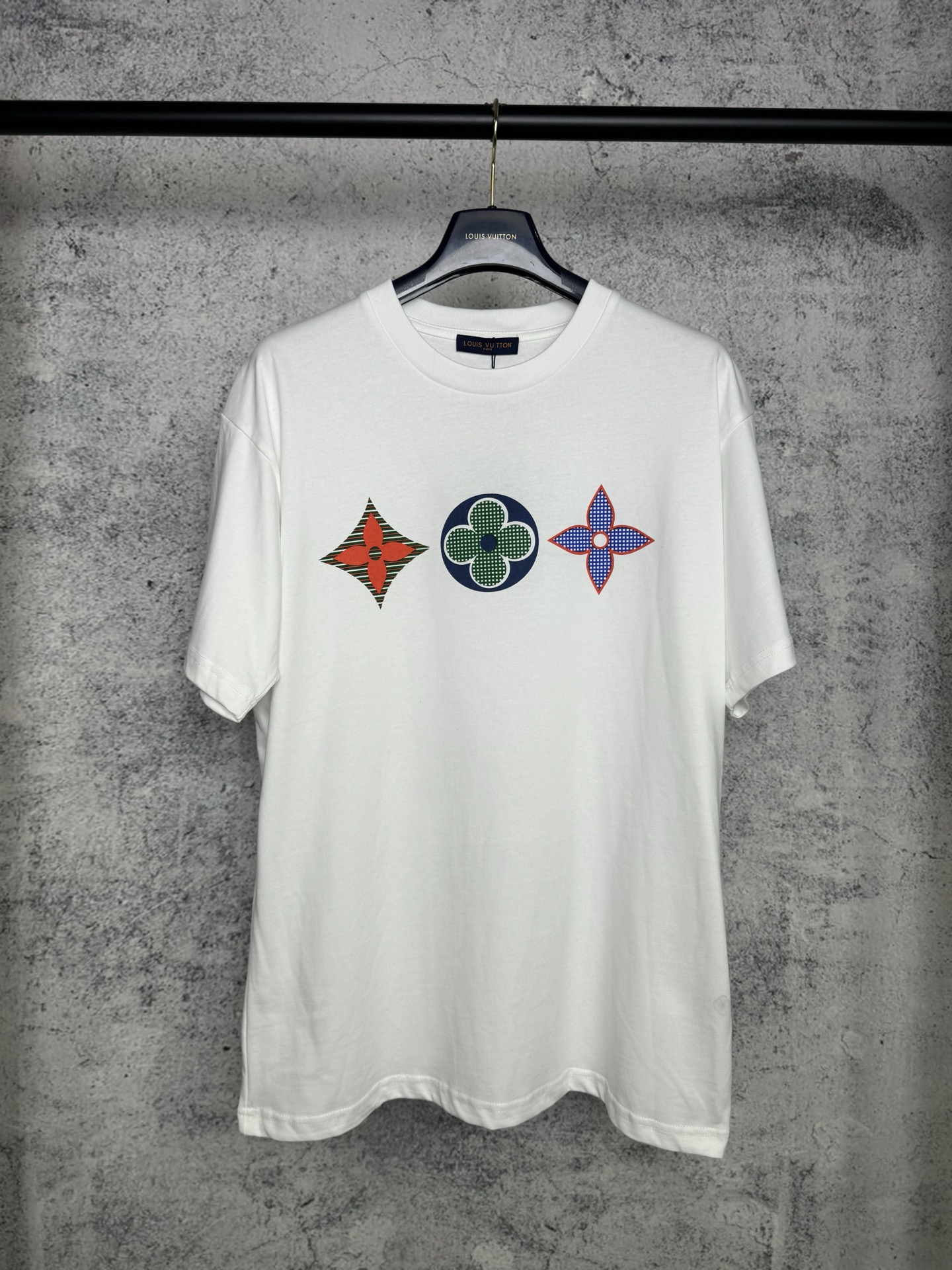 P78 [Calidad alta oficial] Louis Vuitton* Camiseta de manga corta con estampado de tres flores Louis Vuitton LV. Tejido…