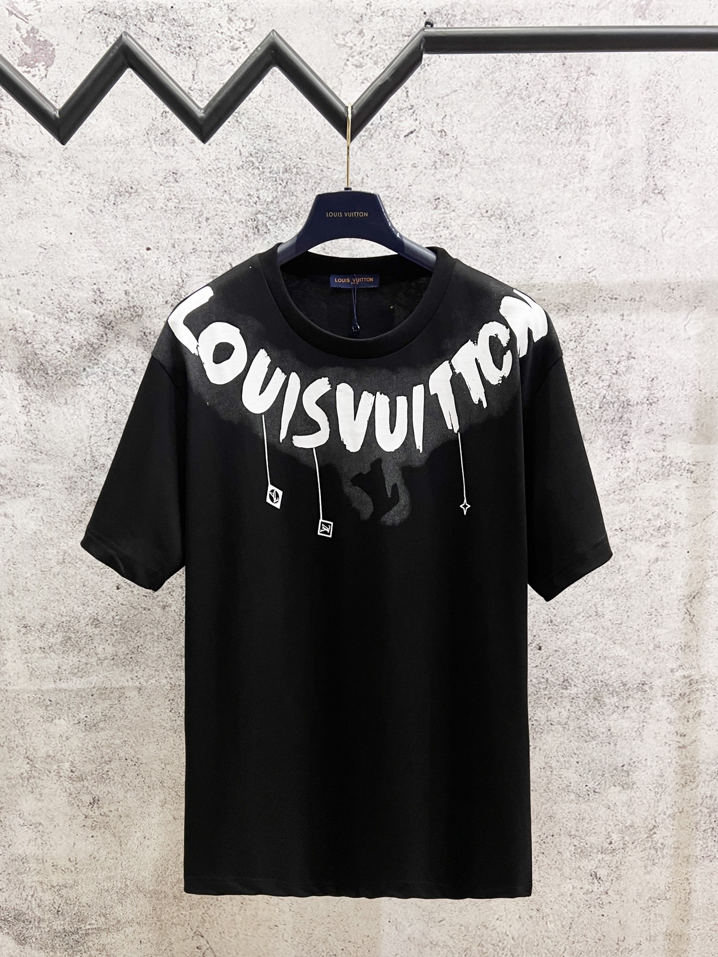 P80 Louis vuitton* Camiseta de manga corta con letras clásicas Louis Vuitton LV y grafiti difuminado. Tejido personaliz…
