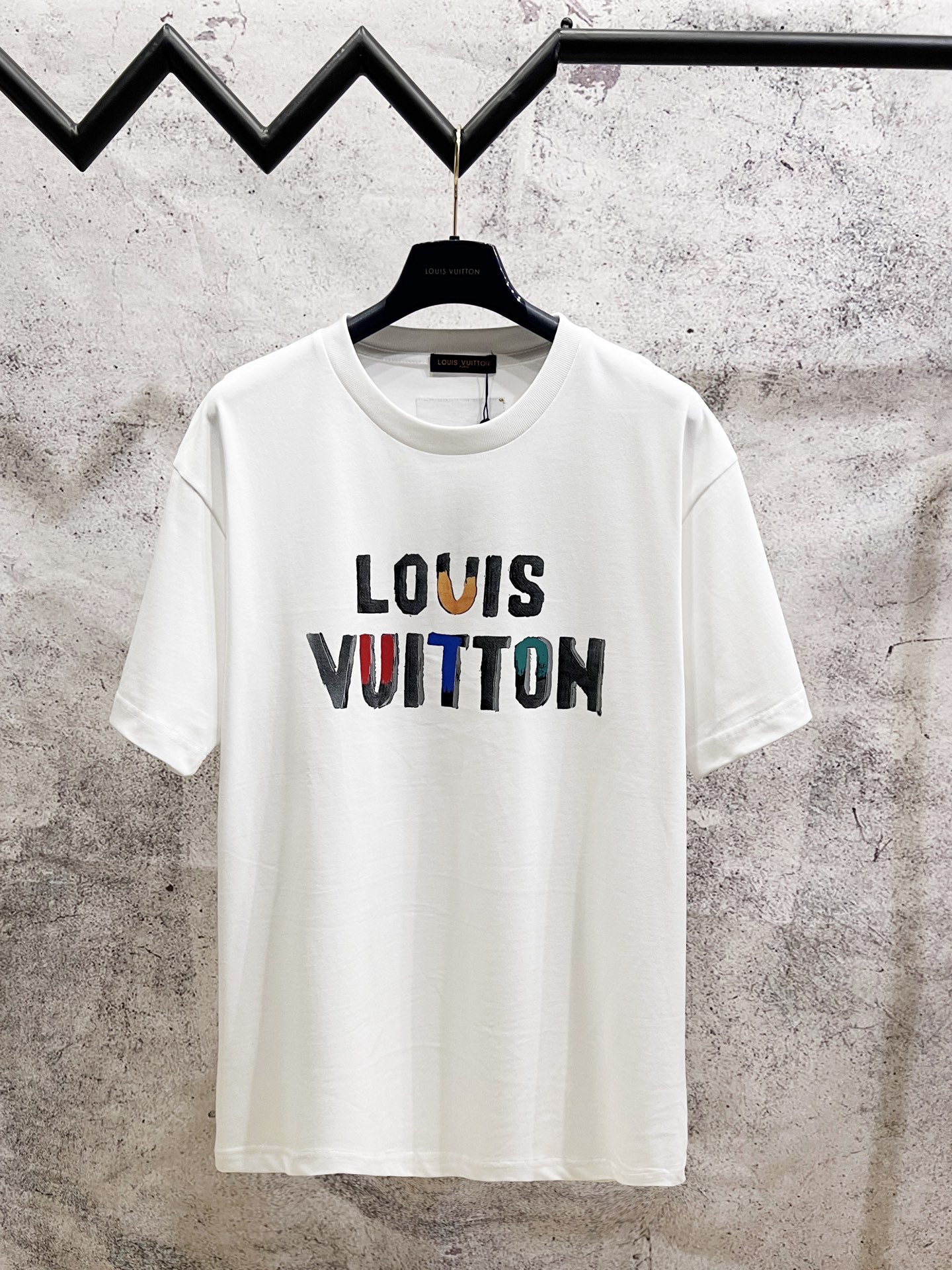 P80 Louis vuitton* Camiseta de manga corta con estampado de letras pintadas a mano y graffiti Louis Vuitton LV. Tejido …