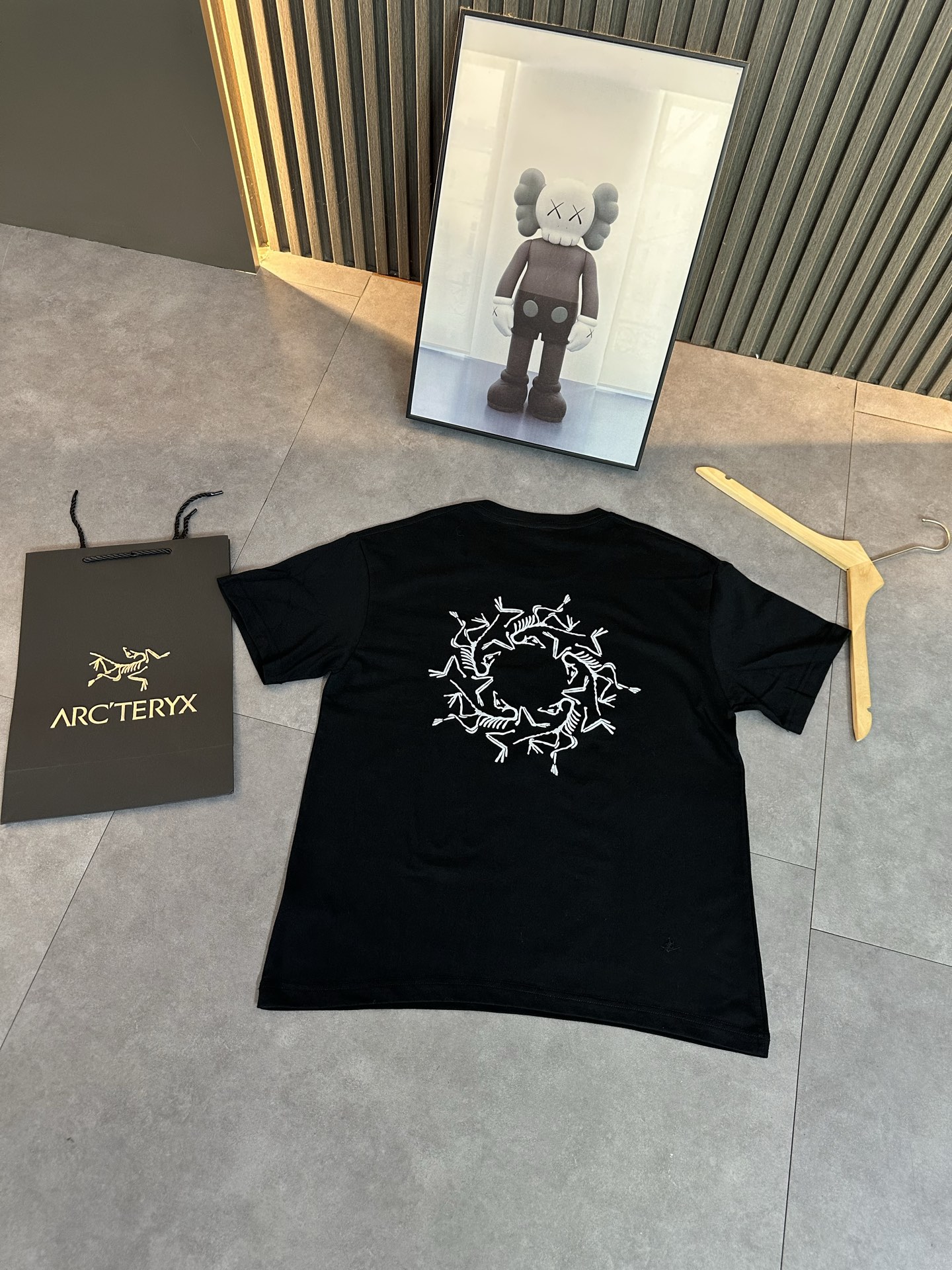 💰85
ARC'TERYX/ 始祖鸟 新款 T恤纯棉短袖登场✨ 带手提袋
-Color:黑色 白色
-Size:S M L XL 2XL 3XL 4XL 5XL
代工厂原单品质,夏季节必备短袖T恤!手感细腻顺滑上身超级舒服,透气吸汗!无论版型颜色上身超级好看不花里胡哨,
百分百重工好货,精工立体裁剪,宽松的版型,百搭各种身材,完美驾驭,自留强烈推荐~不挑性别与年龄,包容又随性。让每一件衣服都独一无二,自带历经的韵味。
印花干净漂绣亮花花饱满超度好 不管是运动健身时挥洒汗水,还是日常出行逛街,它都能完美适配,百搭属性让你告别穿搭烦恼。一件T恤,多种风格,让你轻松应对各种场合,成为夏日街头最靓的仔,还不赶快入手!
- 尺码表 -
肩宽 胸围 衣长
S 40 92 64
M 42 96 66
L 44 100 69
XL 47 104 70
2XL 48 108 72
3XL 50 112 74
4XL 52 116 76
5XL 54 120 78
- 建议体重 -
S 90-110
M 110-125
L 125-140
XL 140-155
2XL 155-170
3XL 170-190
4XL 190-210
5XL 210-235