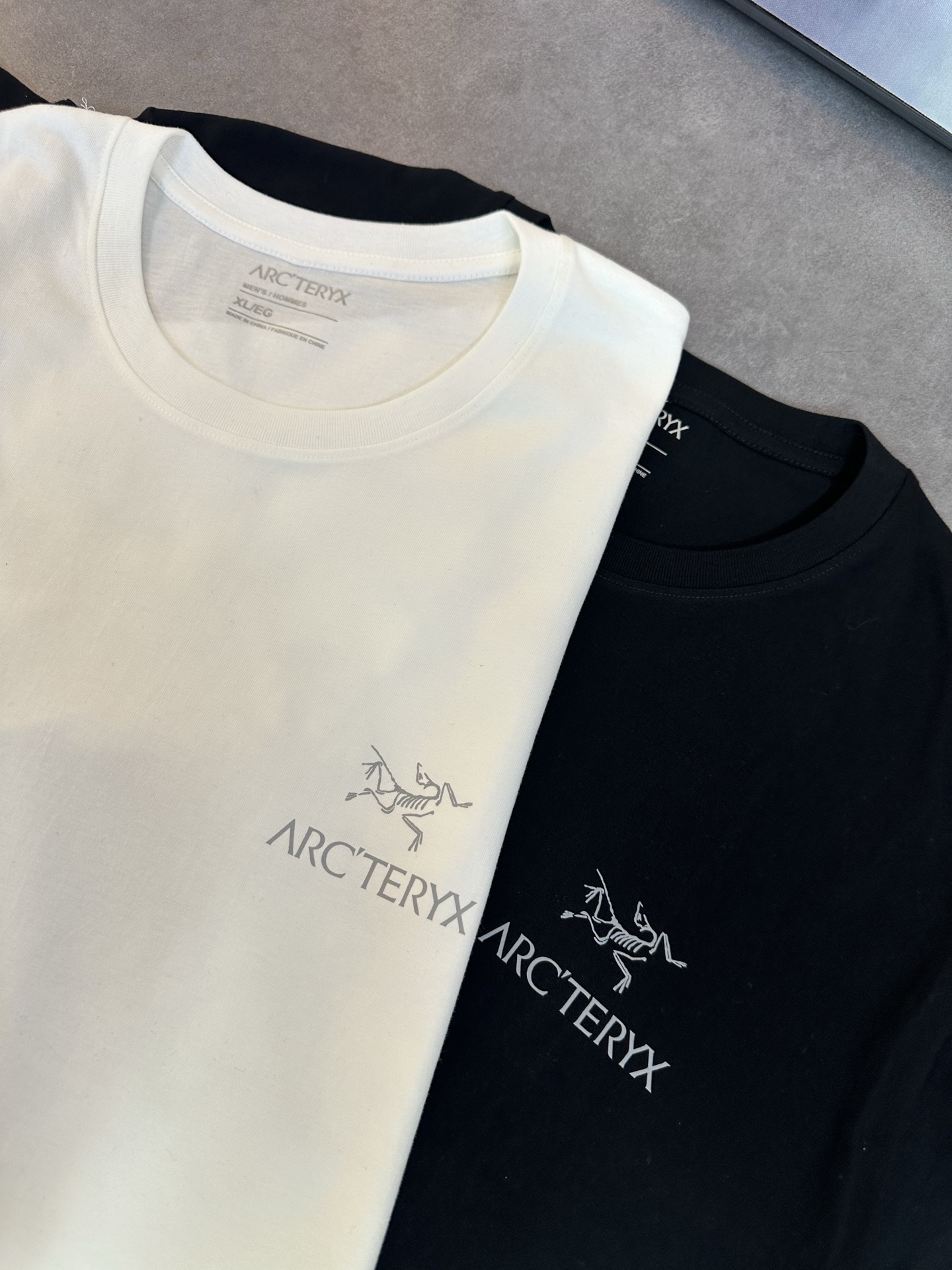 💰85
ARC'TERYX/ 始祖鸟 新款 T恤纯棉短袖登场✨ 带手提袋
-Color:黑色 白色
-Size:S M L XL 2XL 3XL 4XL 5XL
代工厂原单品质,夏季节必备短袖T恤!手感细腻顺滑上身超级舒服,透气吸汗!无论版型颜色上身超级好看不花里胡哨,
百分百重工好货,精工立体裁剪,宽松的版型,百搭各种身材,完美驾驭,自留强烈推荐~不挑性别与年龄,包容又随性。让每一件衣服都独一无二,自带历经的韵味。
印花干净漂绣亮花花饱满超度好 不管是运动健身时挥洒汗水,还是日常出行逛街,它都能完美适配,百搭属性让你告别穿搭烦恼。一件T恤,多种风格,让你轻松应对各种场合,成为夏日街头最靓的仔,还不赶快入手!
- 尺码表 -
肩宽 胸围 衣长
S 40 92 64
M 42 96 66
L 44 100 69
XL 47 104 70
2XL 48 108 72
3XL 50 112 74
4XL 52 116 76
5XL 54 120 78
- 建议体重 -
S 90-110
M 110-125
L 125-140
XL 140-155
2XL 155-170
3XL 170-190
4XL 190-210
5XL 210-235