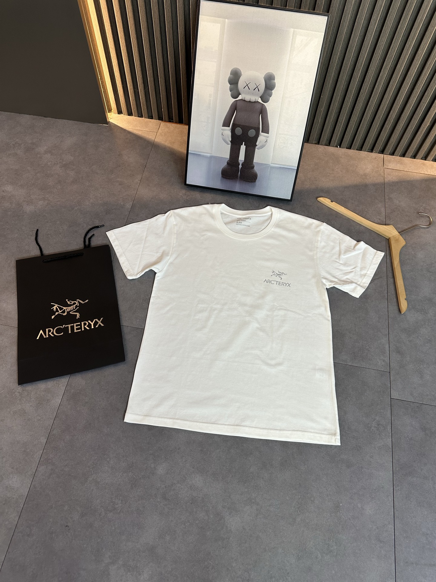 💰85
ARC'TERYX/ 始祖鸟 新款 T恤纯棉短袖登场✨ 带手提袋
-Color:黑色 白色
-Size:S M L XL 2XL 3XL 4XL 5XL
代工厂原单品质,夏季节必备短袖T恤!手感细腻顺滑上身超级舒服,透气吸汗!无论版型颜色上身超级好看不花里胡哨,
百分百重工好货,精工立体裁剪,宽松的版型,百搭各种身材,完美驾驭,自留强烈推荐~不挑性别与年龄,包容又随性。让每一件衣服都独一无二,自带历经的韵味。
印花干净漂绣亮花花饱满超度好 不管是运动健身时挥洒汗水,还是日常出行逛街,它都能完美适配,百搭属性让你告别穿搭烦恼。一件T恤,多种风格,让你轻松应对各种场合,成为夏日街头最靓的仔,还不赶快入手!
- 尺码表 -
肩宽 胸围 衣长
S 40 92 64
M 42 96 66
L 44 100 69
XL 47 104 70
2XL 48 108 72
3XL 50 112 74
4XL 52 116 76
5XL 54 120 78
- 建议体重 -
S 90-110
M 110-125
L 125-140
XL 140-155
2XL 155-170
3XL 170-190
4XL 190-210
5XL 210-235