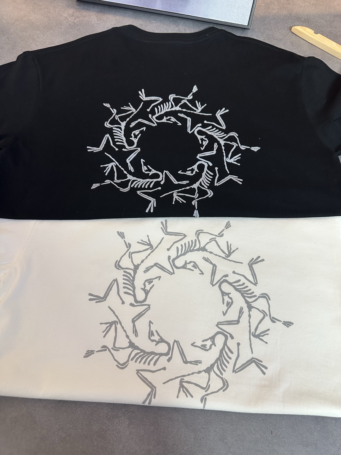 💰85
ARC'TERYX/ 始祖鸟 新款 T恤纯棉短袖登场✨ 带手提袋
-Color:黑色 白色
-Size:S M L XL 2XL 3XL 4XL 5XL
代工厂原单品质,夏季节必备短袖T恤!手感细腻顺滑上身超级舒服,透气吸汗!无论版型颜色上身超级好看不花里胡哨,
百分百重工好货,精工立体裁剪,宽松的版型,百搭各种身材,完美驾驭,自留强烈推荐~不挑性别与年龄,包容又随性。让每一件衣服都独一无二,自带历经的韵味。
印花干净漂绣亮花花饱满超度好 不管是运动健身时挥洒汗水,还是日常出行逛街,它都能完美适配,百搭属性让你告别穿搭烦恼。一件T恤,多种风格,让你轻松应对各种场合,成为夏日街头最靓的仔,还不赶快入手!
- 尺码表 -
肩宽 胸围 衣长
S 40 92 64
M 42 96 66
L 44 100 69
XL 47 104 70
2XL 48 108 72
3XL 50 112 74
4XL 52 116 76
5XL 54 120 78
- 建议体重 -
S 90-110
M 110-125
L 125-140
XL 140-155
2XL 155-170
3XL 170-190
4XL 190-210
5XL 210-235