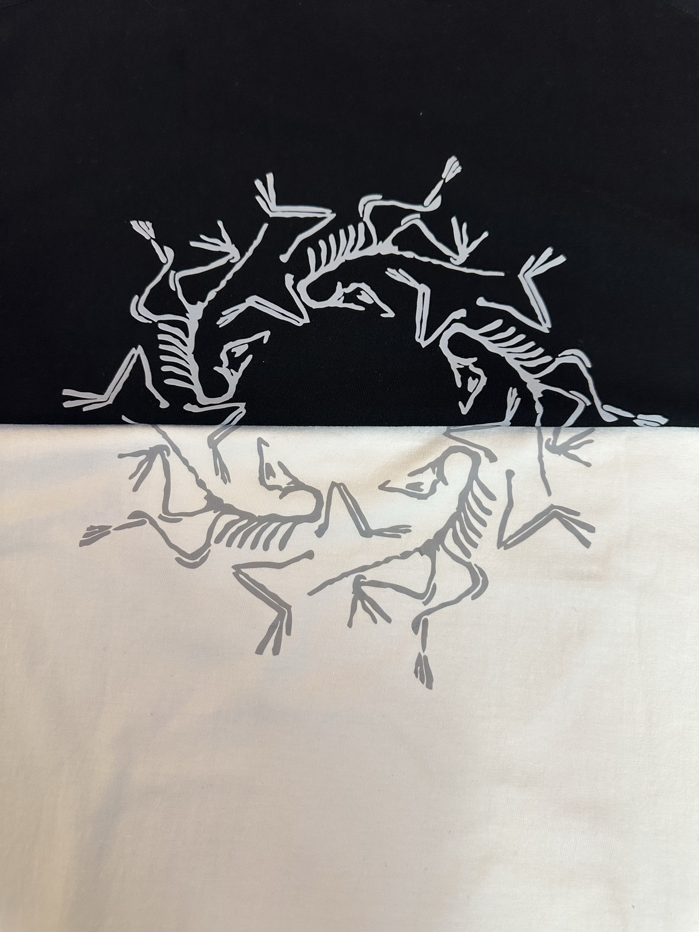💰85
ARC'TERYX/ 始祖鸟 新款 T恤纯棉短袖登场✨ 带手提袋
-Color:黑色 白色
-Size:S M L XL 2XL 3XL 4XL 5XL
代工厂原单品质,夏季节必备短袖T恤!手感细腻顺滑上身超级舒服,透气吸汗!无论版型颜色上身超级好看不花里胡哨,
百分百重工好货,精工立体裁剪,宽松的版型,百搭各种身材,完美驾驭,自留强烈推荐~不挑性别与年龄,包容又随性。让每一件衣服都独一无二,自带历经的韵味。
印花干净漂绣亮花花饱满超度好 不管是运动健身时挥洒汗水,还是日常出行逛街,它都能完美适配,百搭属性让你告别穿搭烦恼。一件T恤,多种风格,让你轻松应对各种场合,成为夏日街头最靓的仔,还不赶快入手!
- 尺码表 -
肩宽 胸围 衣长
S 40 92 64
M 42 96 66
L 44 100 69
XL 47 104 70
2XL 48 108 72
3XL 50 112 74
4XL 52 116 76
5XL 54 120 78
- 建议体重 -
S 90-110
M 110-125
L 125-140
XL 140-155
2XL 155-170
3XL 170-190
4XL 190-210
5XL 210-235
