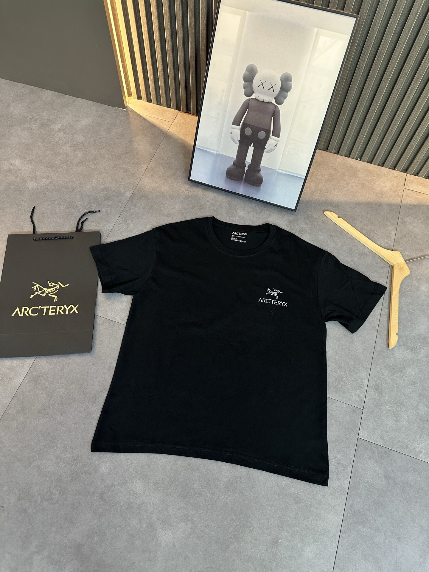 💰85
ARC'TERYX/ 始祖鸟 新款 T恤纯棉短袖登场✨ 带手提袋
-Color:黑色 白色
-Size:S M L XL 2XL 3XL 4XL 5XL
代工厂原单品质,夏季节必备短袖T恤!手感细腻顺滑上身超级舒服,透气吸汗!无论版型颜色上身超级好看不花里胡哨,
百分百重工好货,精工立体裁剪,宽松的版型,百搭各种身材,完美驾驭,自留强烈推荐~不挑性别与年龄,包容又随性。让每一件衣服都独一无二,自带历经的韵味。
印花干净漂绣亮花花饱满超度好 不管是运动健身时挥洒汗水,还是日常出行逛街,它都能完美适配,百搭属性让你告别穿搭烦恼。一件T恤,多种风格,让你轻松应对各种场合,成为夏日街头最靓的仔,还不赶快入手!
- 尺码表 -
肩宽 胸围 衣长
S 40 92 64
M 42 96 66
L 44 100 69
XL 47 104 70
2XL 48 108 72
3XL 50 112 74
4XL 52 116 76
5XL 54 120 78
- 建议体重 -
S 90-110
M 110-125
L 125-140
XL 140-155
2XL 155-170
3XL 170-190
4XL 190-210
5XL 210-235