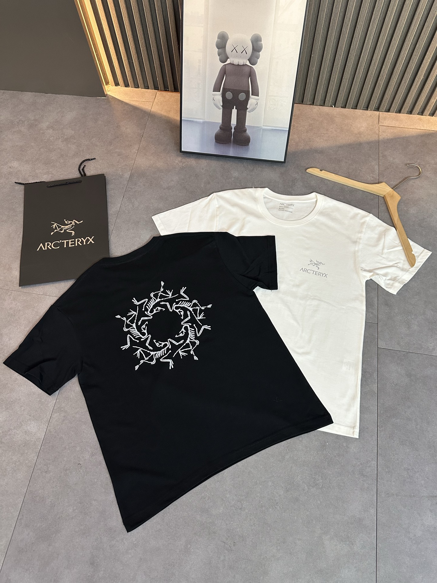 💰85
ARC'TERYX/ 始祖鸟 新款 T恤纯棉短袖登场✨ 带手提袋
-Color:黑色 白色
-Size:S M L XL 2XL 3XL 4XL 5XL
代工厂原单品质,夏季节必备短袖T恤!手感细腻顺滑上身超级舒服,透气吸汗!无论版型颜色上身超级好看不花里胡哨,
百分百重工好货,精工立体裁剪,宽松的版型,百搭各种身材,完美驾驭,自留强烈推荐~不挑性别与年龄,包容又随性。让每一件衣服都独一无二,自带历经的韵味。
印花干净漂绣亮花花饱满超度好 不管是运动健身时挥洒汗水,还是日常出行逛街,它都能完美适配,百搭属性让你告别穿搭烦恼。一件T恤,多种风格,让你轻松应对各种场合,成为夏日街头最靓的仔,还不赶快入手!
- 尺码表 -
肩宽 胸围 衣长
S 40 92 64
M 42 96 66
L 44 100 69
XL 47 104 70
2XL 48 108 72
3XL 50 112 74
4XL 52 116 76
5XL 54 120 78
- 建议体重 -
S 90-110
M 110-125
L 125-140
XL 140-155
2XL 155-170
3XL 170-190
4XL 190-210
5XL 210-235
