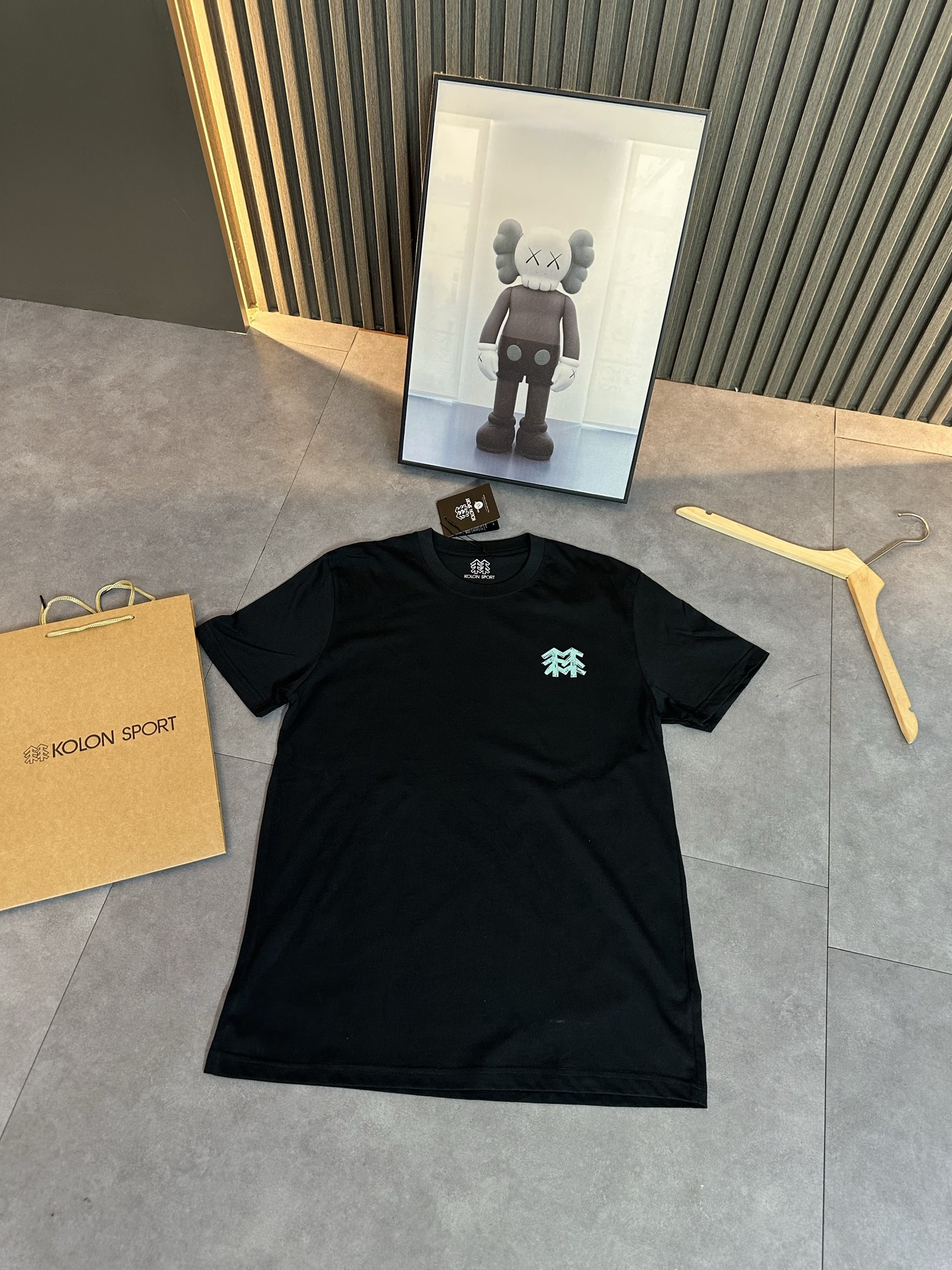 💰85
KOLONSPORT/可隆 新款 T恤纯棉短袖登场✨ 带手提袋
-Color:黑色 白色
-Size:S M L XL 2XL 3XL 4XL 5XL
代工厂原单品质,夏季节必备短袖T恤!手感细腻顺滑上身超级舒服,透气吸汗!无论版型颜色上身超级好看不花里胡哨,
百分百重工好货,精工立体裁剪,宽松的版型,百搭各种身材,完美驾驭,自留强烈推荐~不挑性别与年龄,包容又随性。让每一件衣服都独一无二,自带历经的韵味。
印花干净漂绣亮花花饱满超度好 不管是运动健身时挥洒汗水,还是日常出行逛街,它都能完美适配,百搭属性让你告别穿搭烦恼。一件T恤,多种风格,让你轻松应对各种场合,成为夏日街头最靓的仔,还不赶快入手!
- 尺码表 -
肩宽 胸围 衣长
S 40 92 64
M 42 96 66
L 44 100 69
XL 47 104 70
2XL 48 108 72
3XL 50 112 74
4XL 52 116 76
5XL 54 120 78
- 建议体重 -
S 90-110
M 110-125
L 125-140
XL 140-155
2XL 155-170
3XL 170-190
4XL 190-210
5XL 210-235