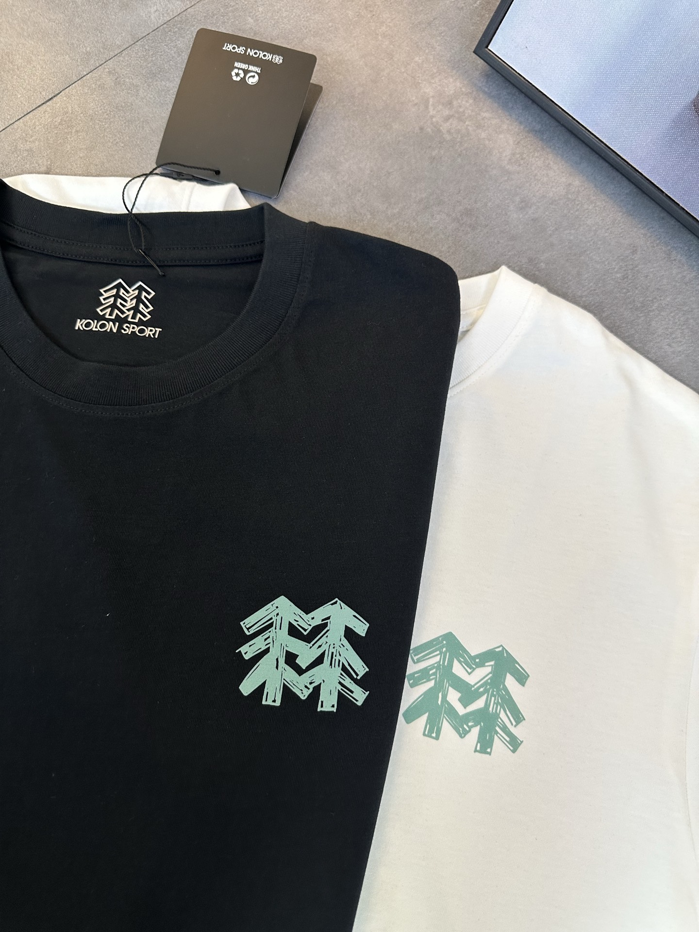 💰85
KOLONSPORT/可隆 新款 T恤纯棉短袖登场✨ 带手提袋
-Color:黑色 白色
-Size:S M L XL 2XL 3XL 4XL 5XL
代工厂原单品质,夏季节必备短袖T恤!手感细腻顺滑上身超级舒服,透气吸汗!无论版型颜色上身超级好看不花里胡哨,
百分百重工好货,精工立体裁剪,宽松的版型,百搭各种身材,完美驾驭,自留强烈推荐~不挑性别与年龄,包容又随性。让每一件衣服都独一无二,自带历经的韵味。
印花干净漂绣亮花花饱满超度好 不管是运动健身时挥洒汗水,还是日常出行逛街,它都能完美适配,百搭属性让你告别穿搭烦恼。一件T恤,多种风格,让你轻松应对各种场合,成为夏日街头最靓的仔,还不赶快入手!
- 尺码表 -
肩宽 胸围 衣长
S 40 92 64
M 42 96 66
L 44 100 69
XL 47 104 70
2XL 48 108 72
3XL 50 112 74
4XL 52 116 76
5XL 54 120 78
- 建议体重 -
S 90-110
M 110-125
L 125-140
XL 140-155
2XL 155-170
3XL 170-190
4XL 190-210
5XL 210-235